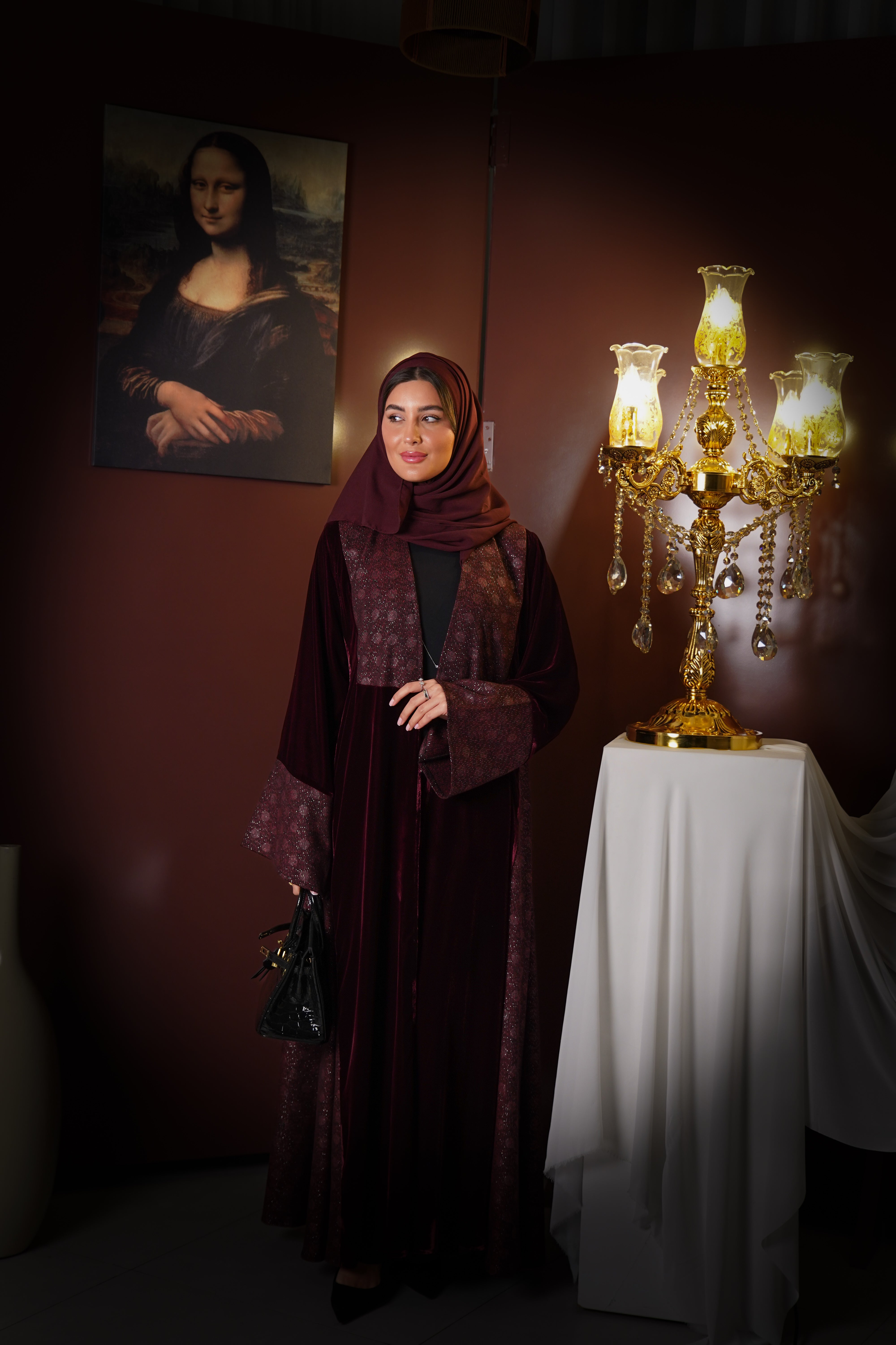 MWT819 - عباية مخمل بتدخيلة لامعة راقية