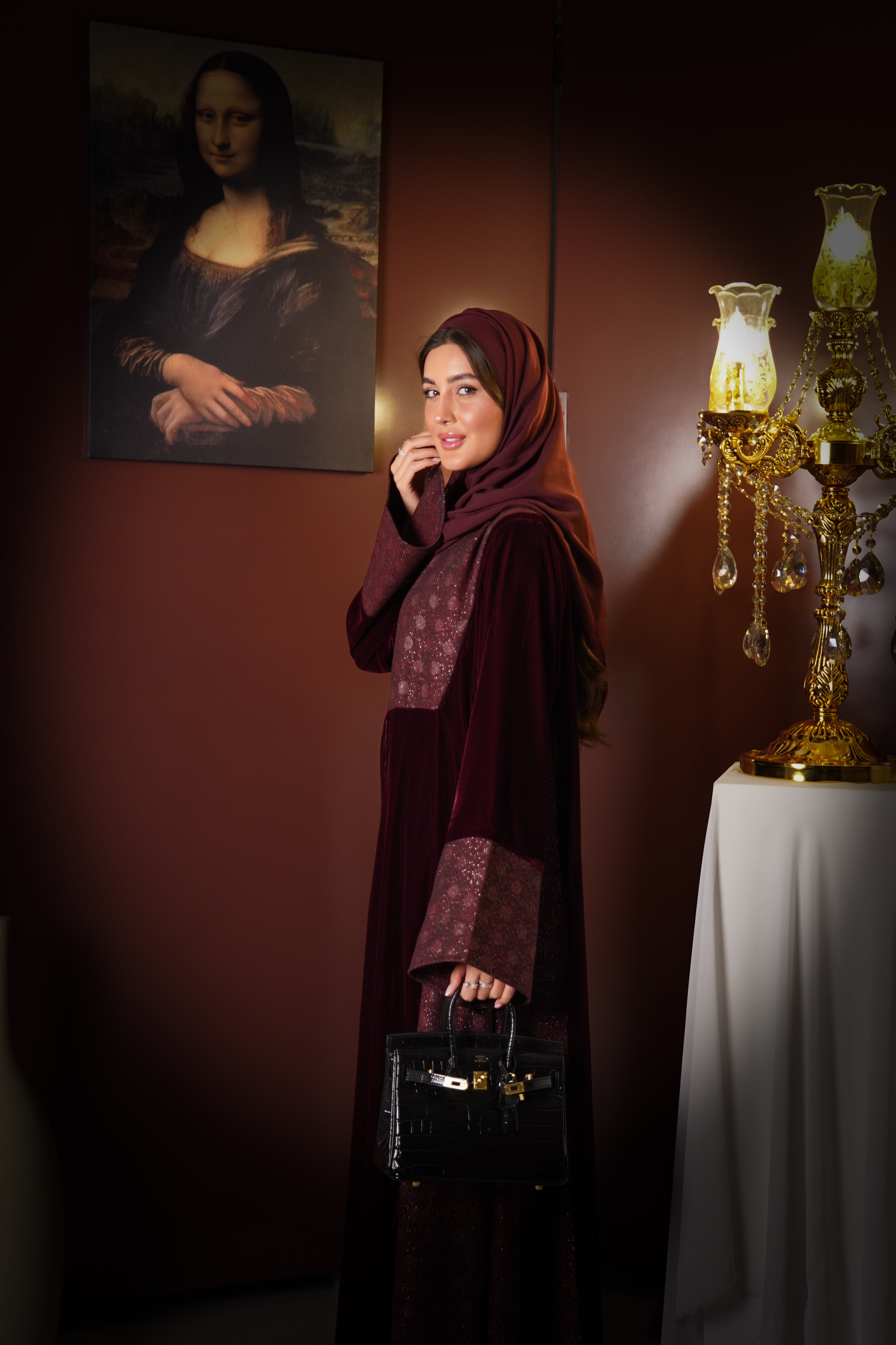 MWT819 - عباية مخمل بتدخيلة لامعة راقية