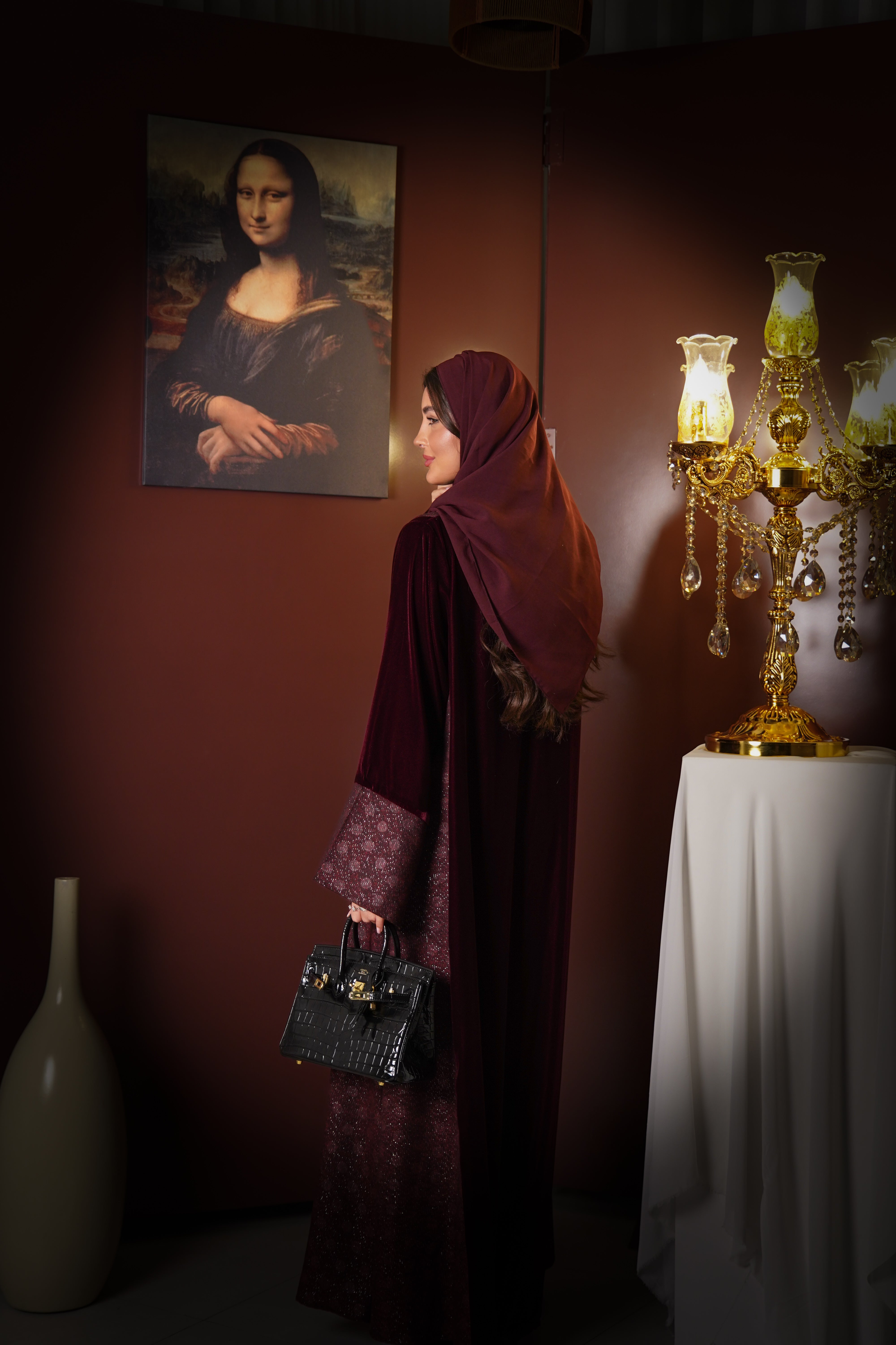 MWT819 - عباية مخمل بتدخيلة لامعة راقية