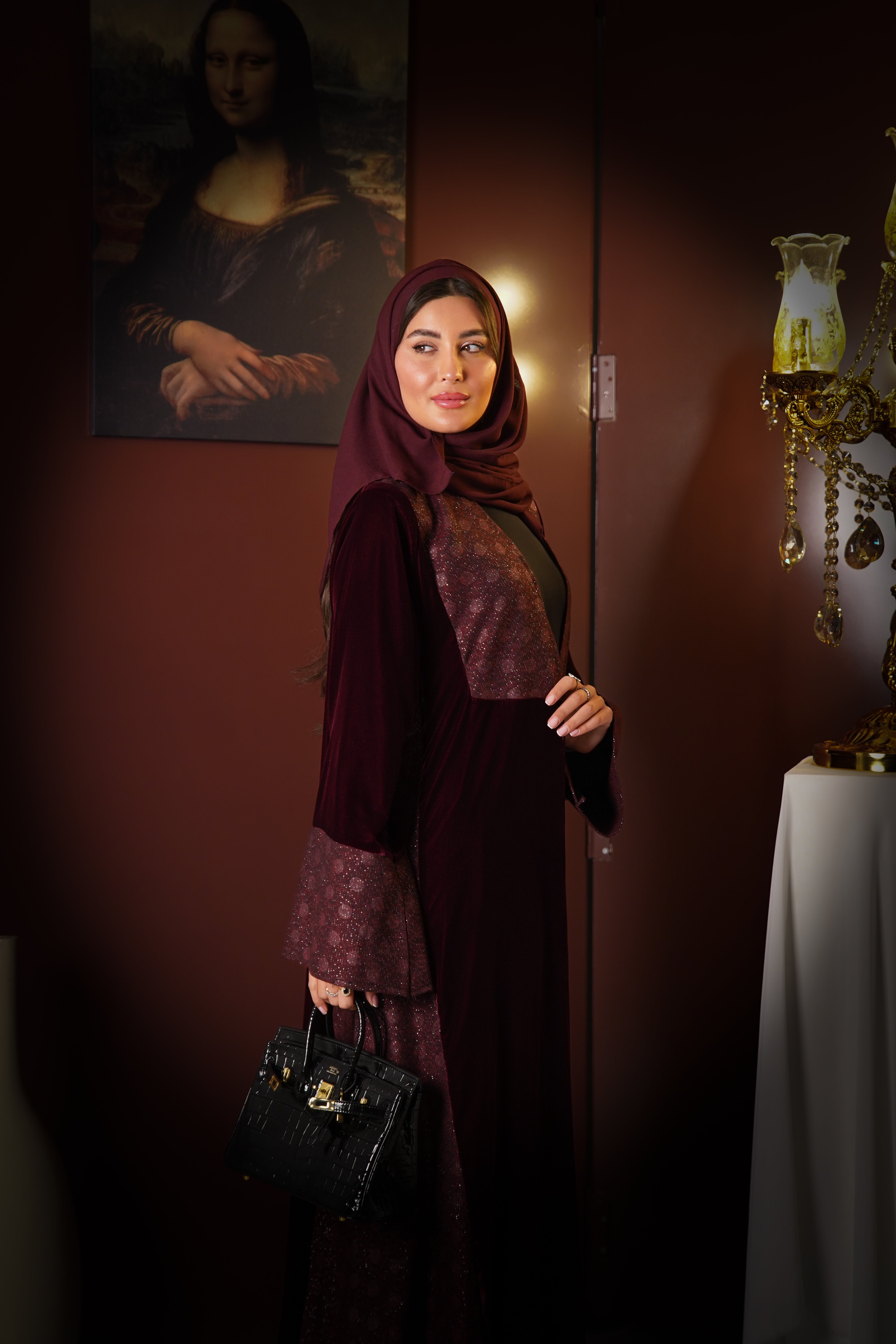 MWT819 - عباية مخمل بتدخيلة لامعة راقية