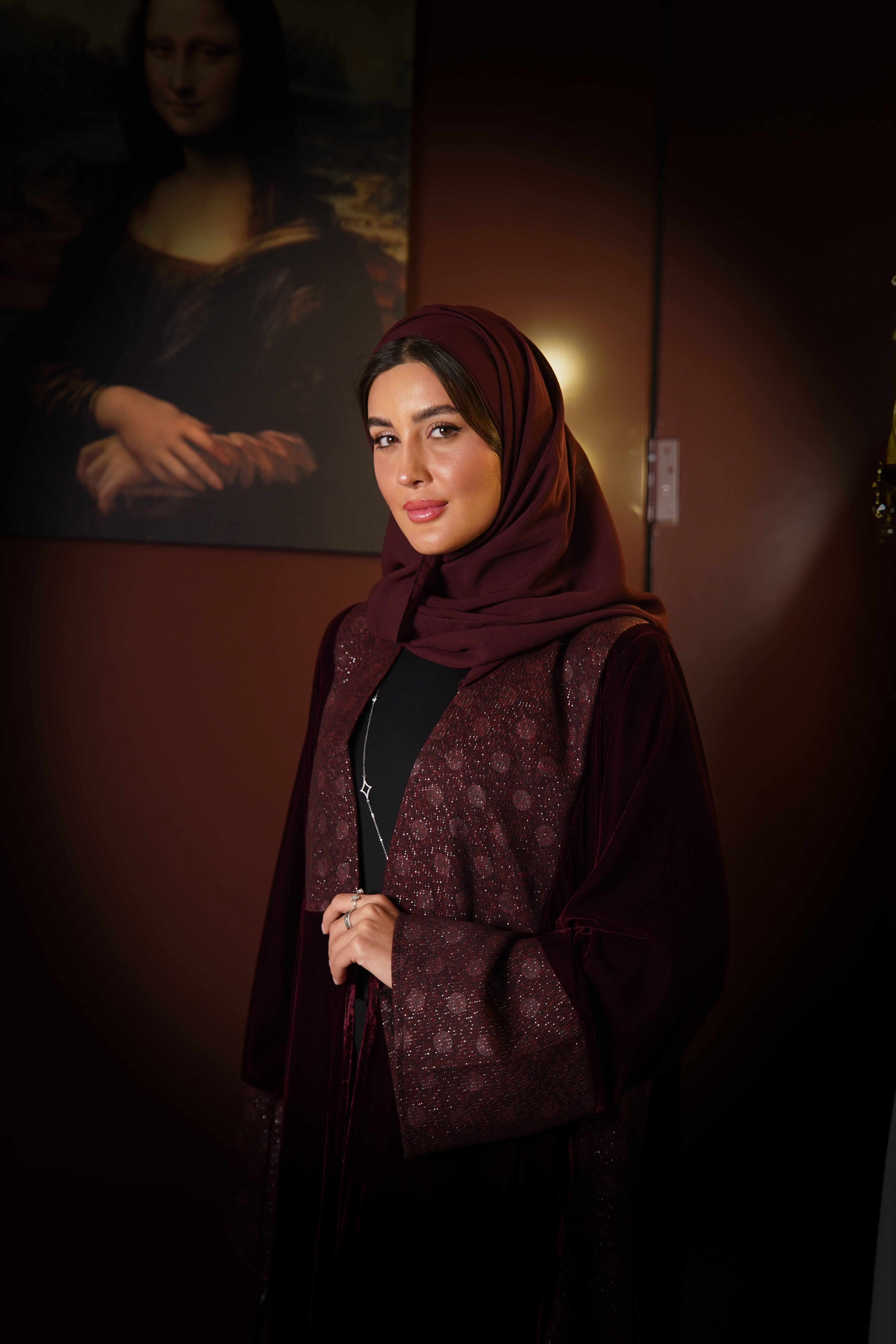 MWT819 - عباية مخمل بتدخيلة لامعة راقية