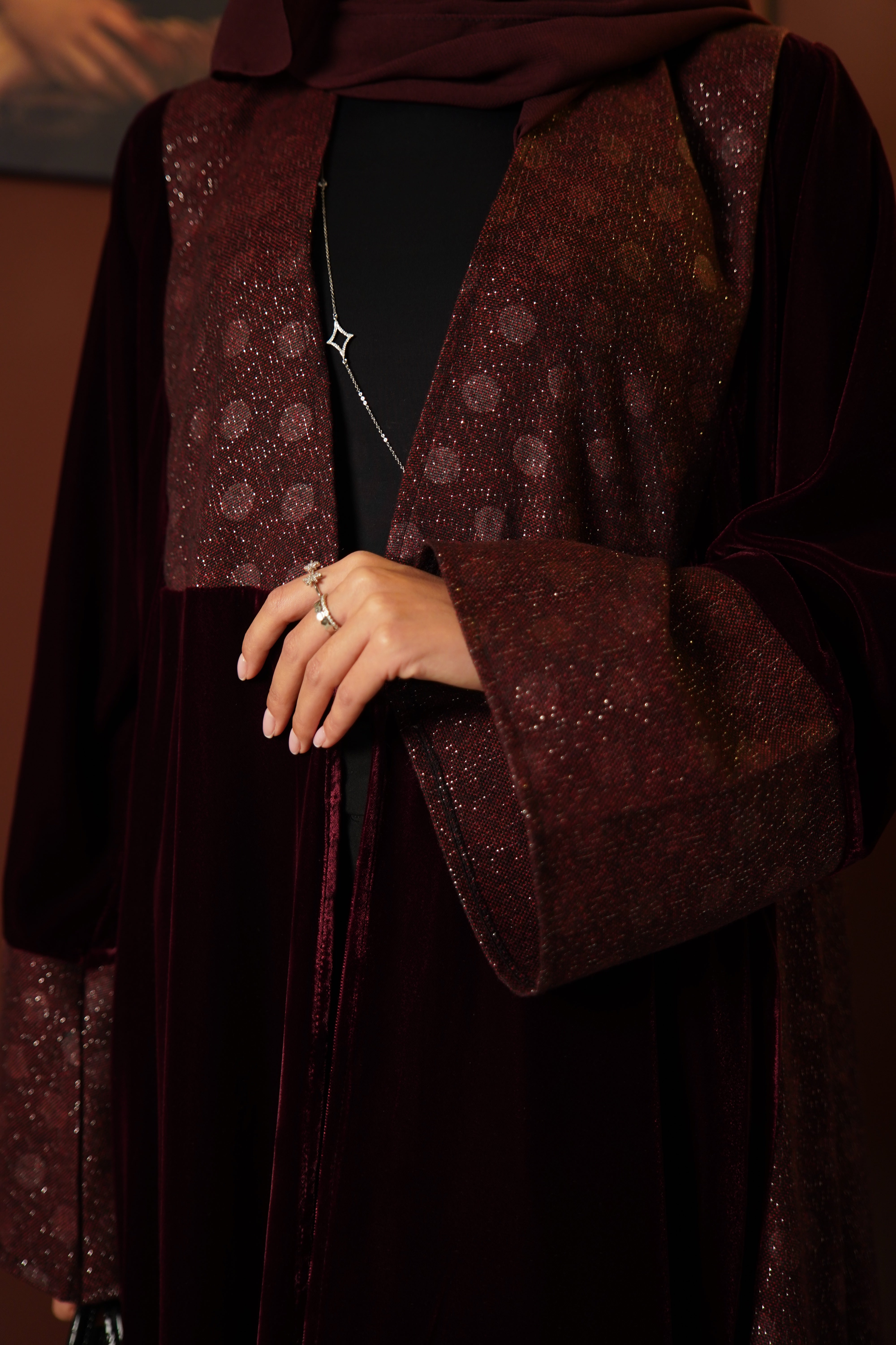 MWT819 - عباية مخمل بتدخيلة لامعة راقية