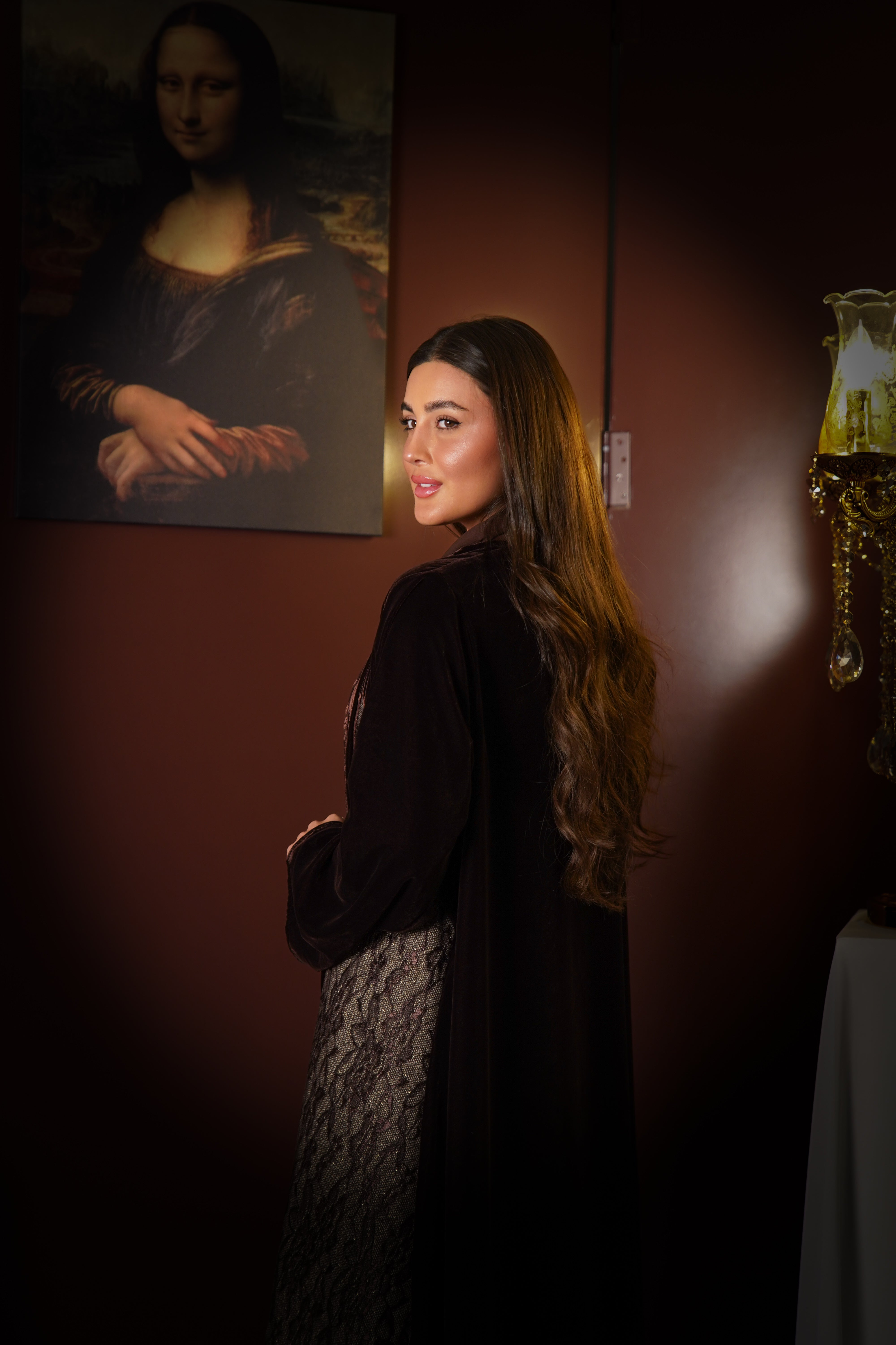 MW1857 - عباية مخمل بقصة من الصدر واضافة الدانتيل من الجنب ليعطي طابع الرقي