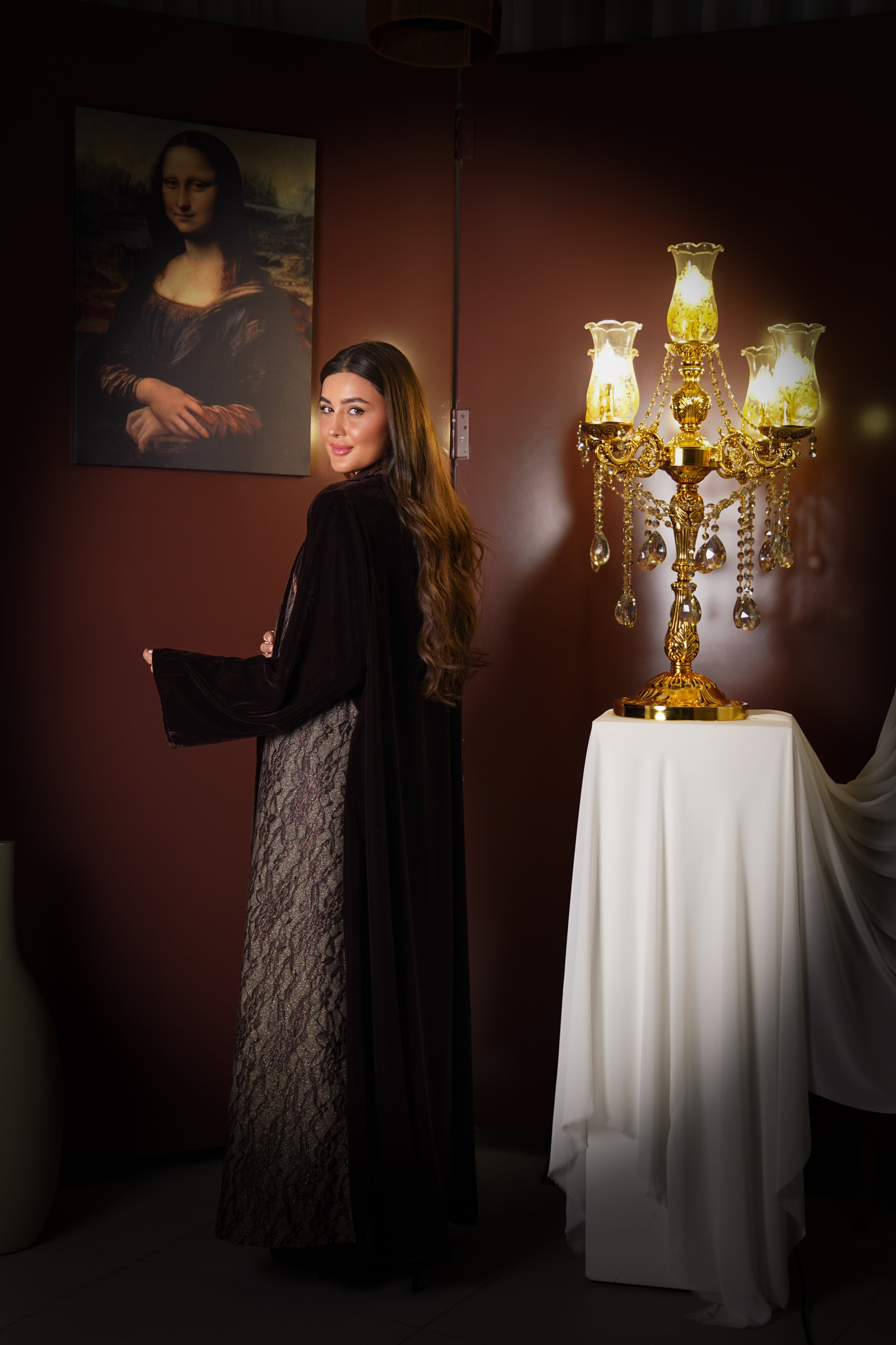 MW1857 - عباية مخمل بقصة من الصدر واضافة الدانتيل من الجنب ليعطي طابع الرقي