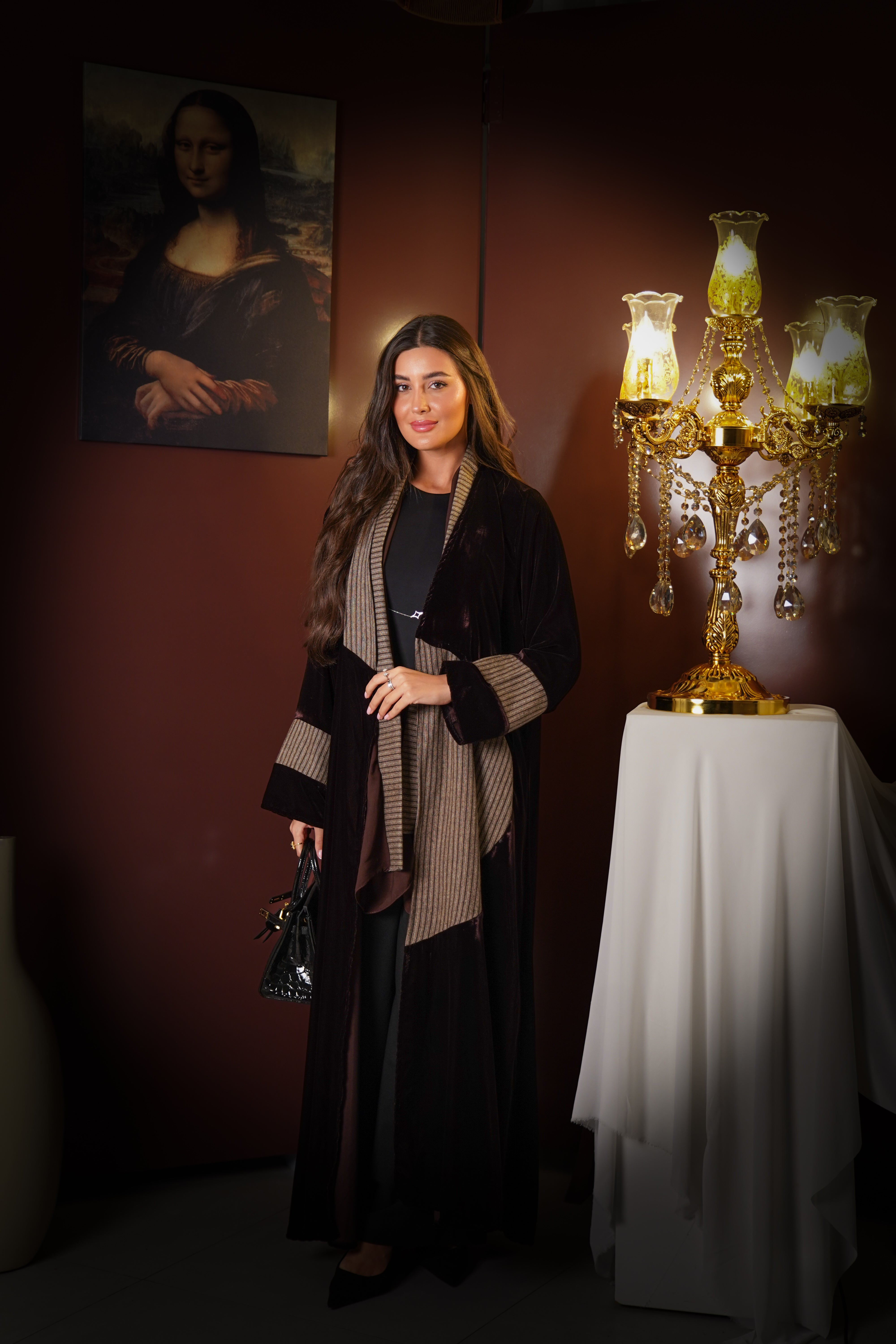 MWT827 - عباية مخمل مع تدخيلة مقلم