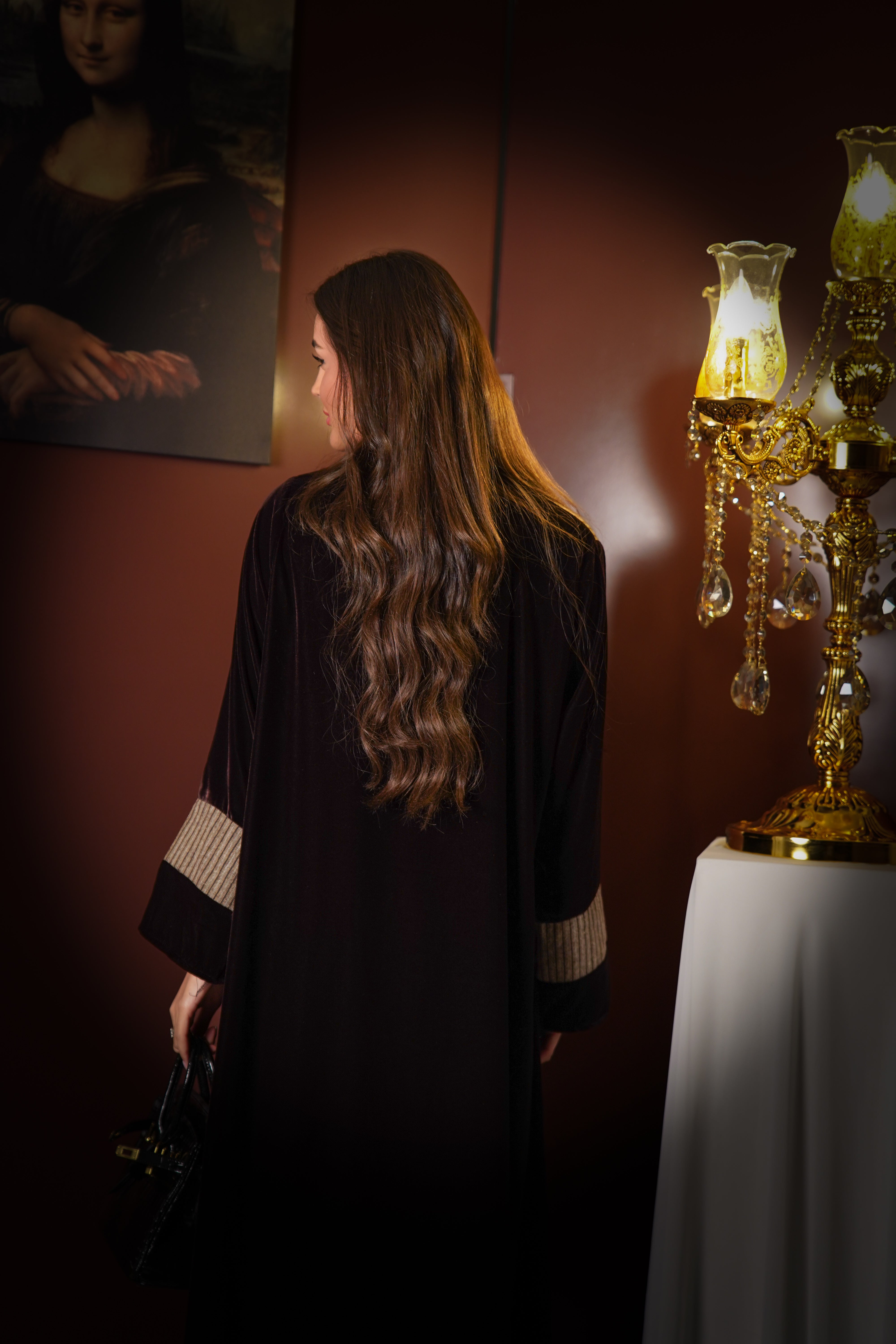 MWT827 - عباية مخمل مع تدخيلة مقلم