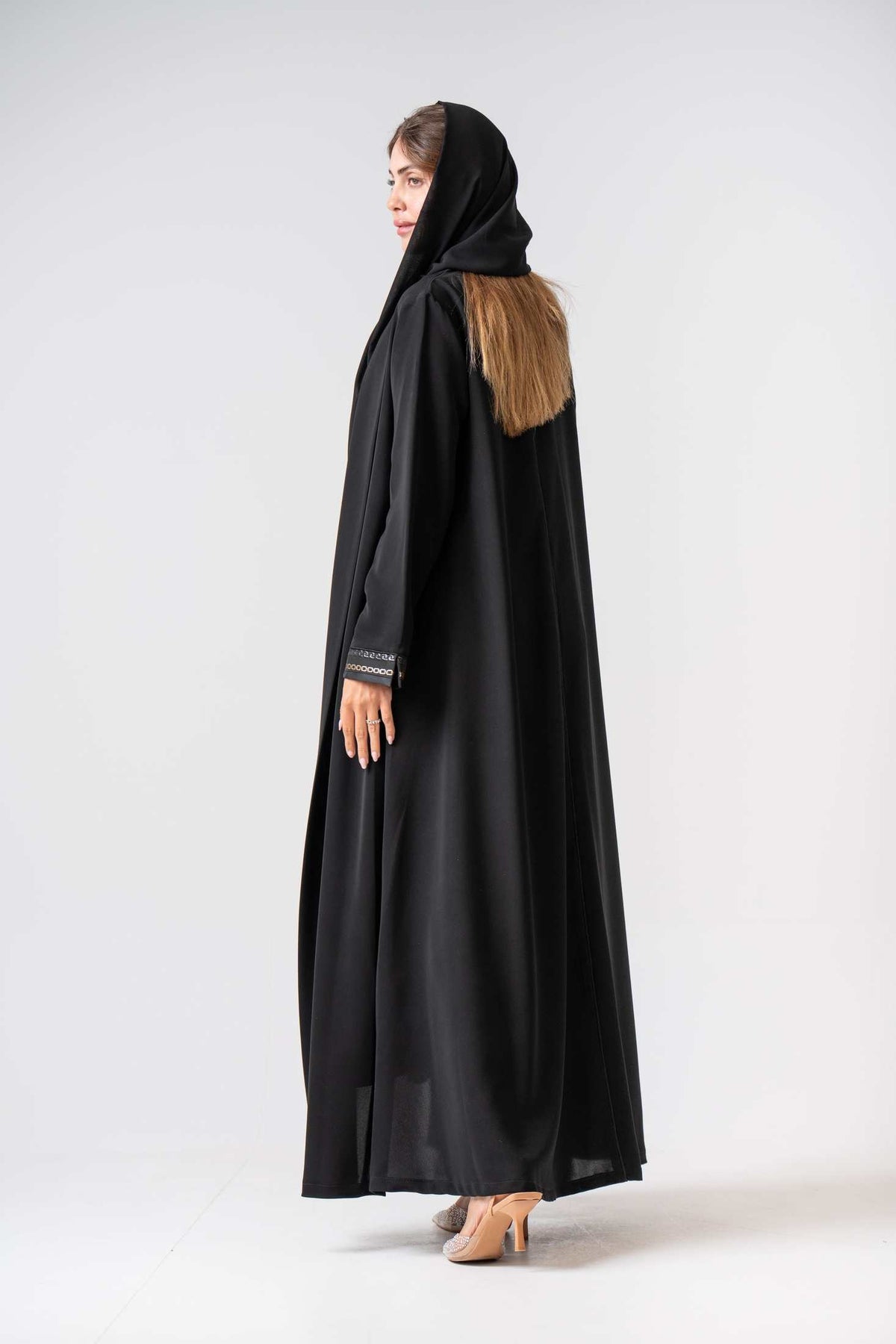 MWT4347 - عباية كريب بتطريز أسود وذهبي - Aya