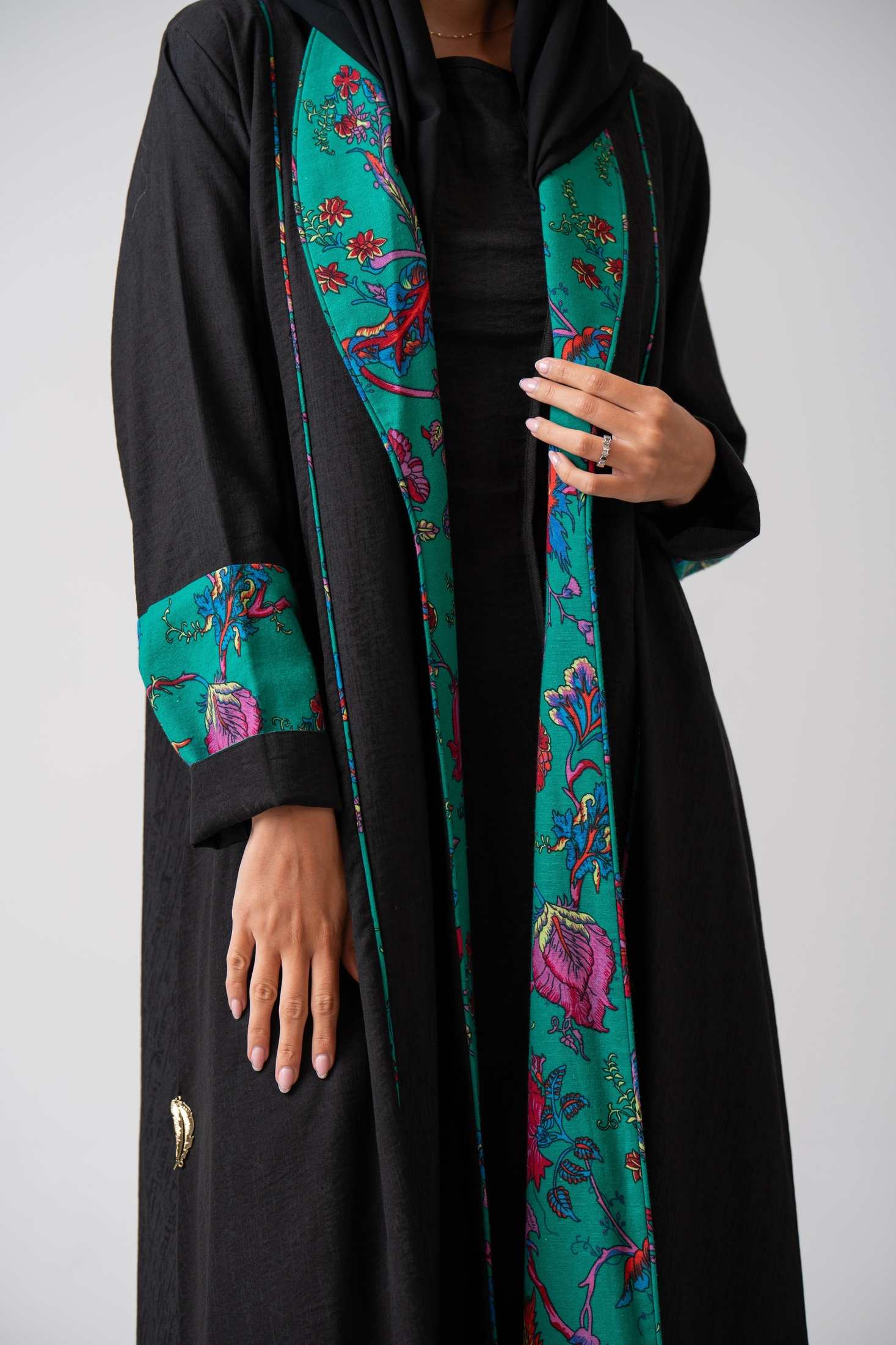 MWT4341 - عباية كريب ياباني بليزر بكلفة مشجرة - Aya