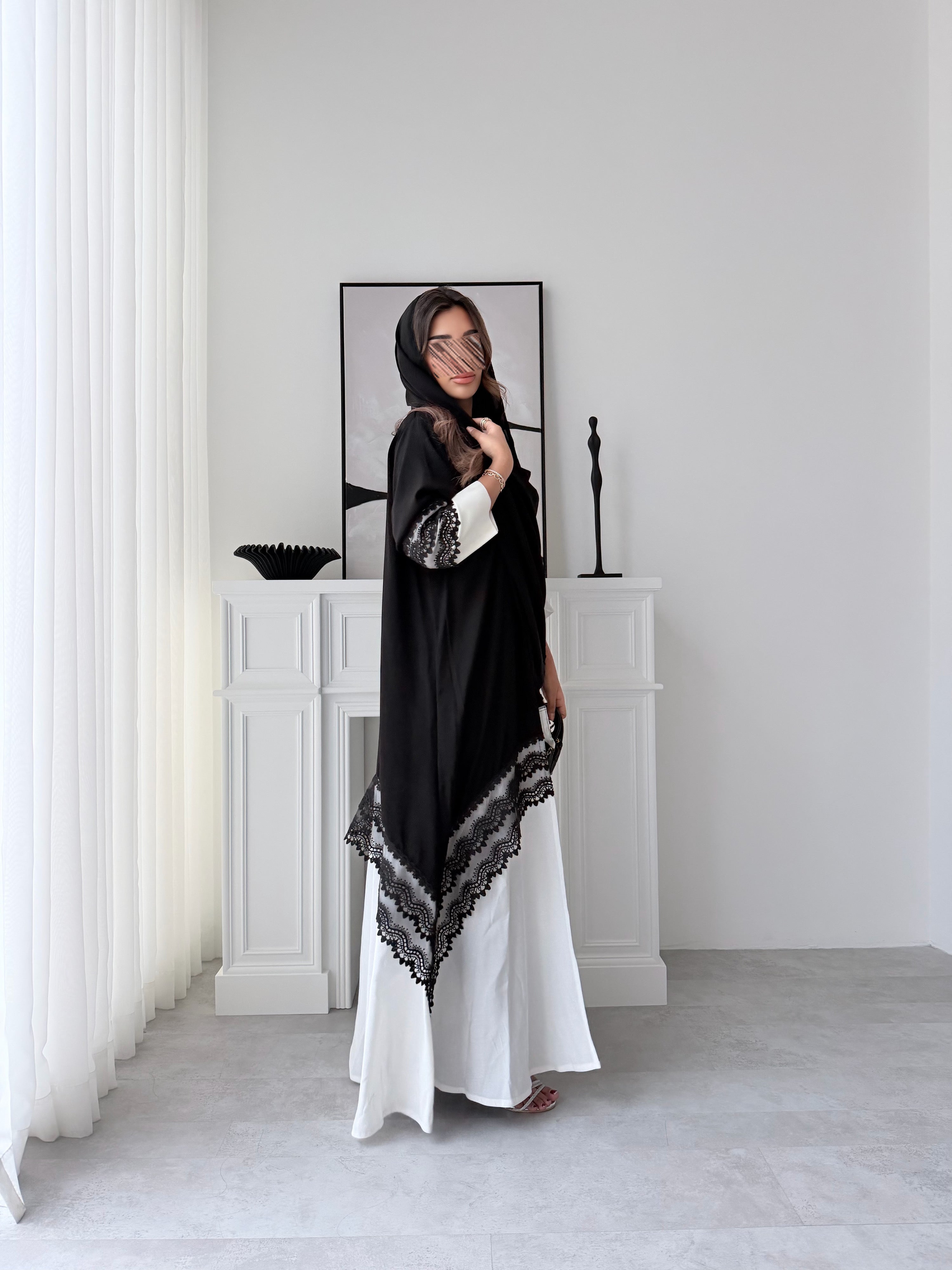 MW2134 - عبايه كريب ملكي مع اضافة قماش حرير بطريقة انيقة - Aya