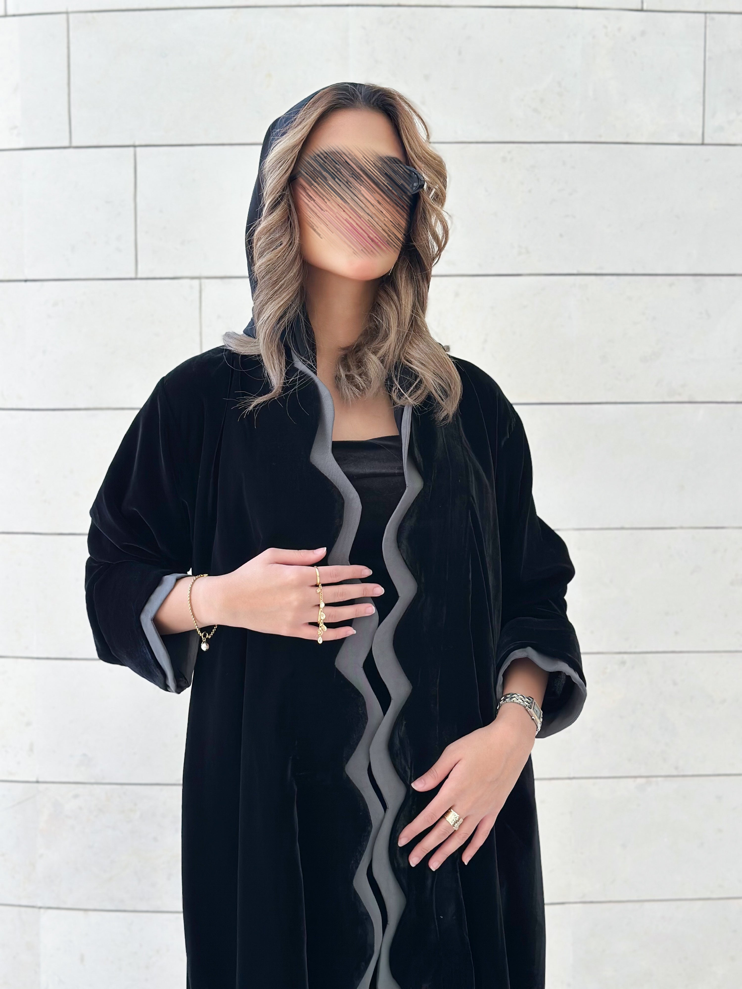 MWT539 - عباية مخمل أسود مع زيتي فاتح