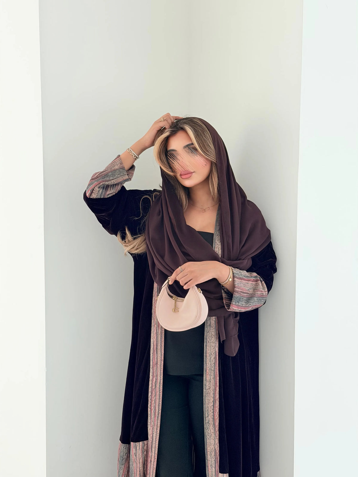 MWT5268 - عباية مخمل سادة مع طباعة بقصة ناعمة - Aya
