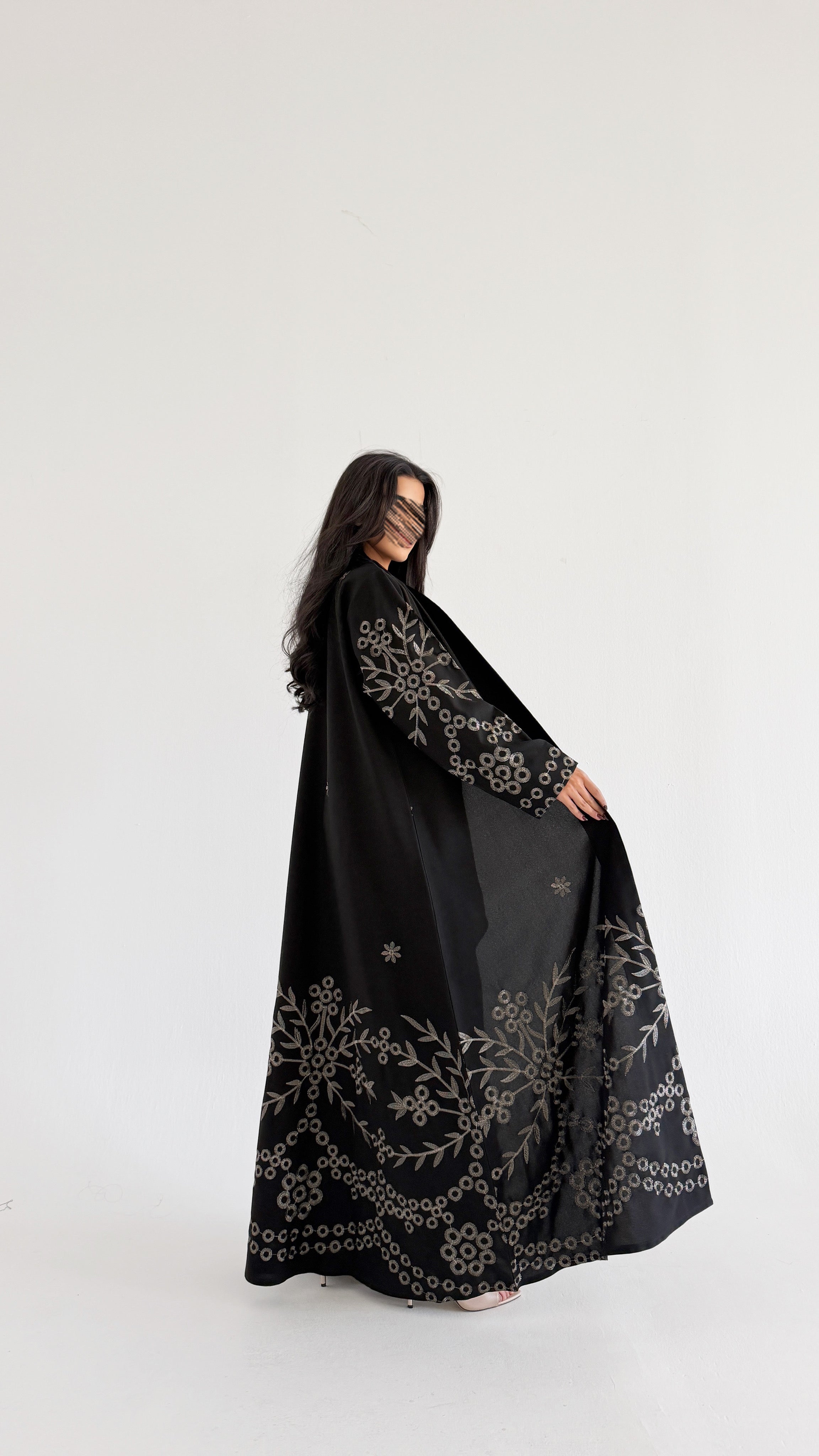 MWT1091 - عباية اسود بتطريز وردات - Aya