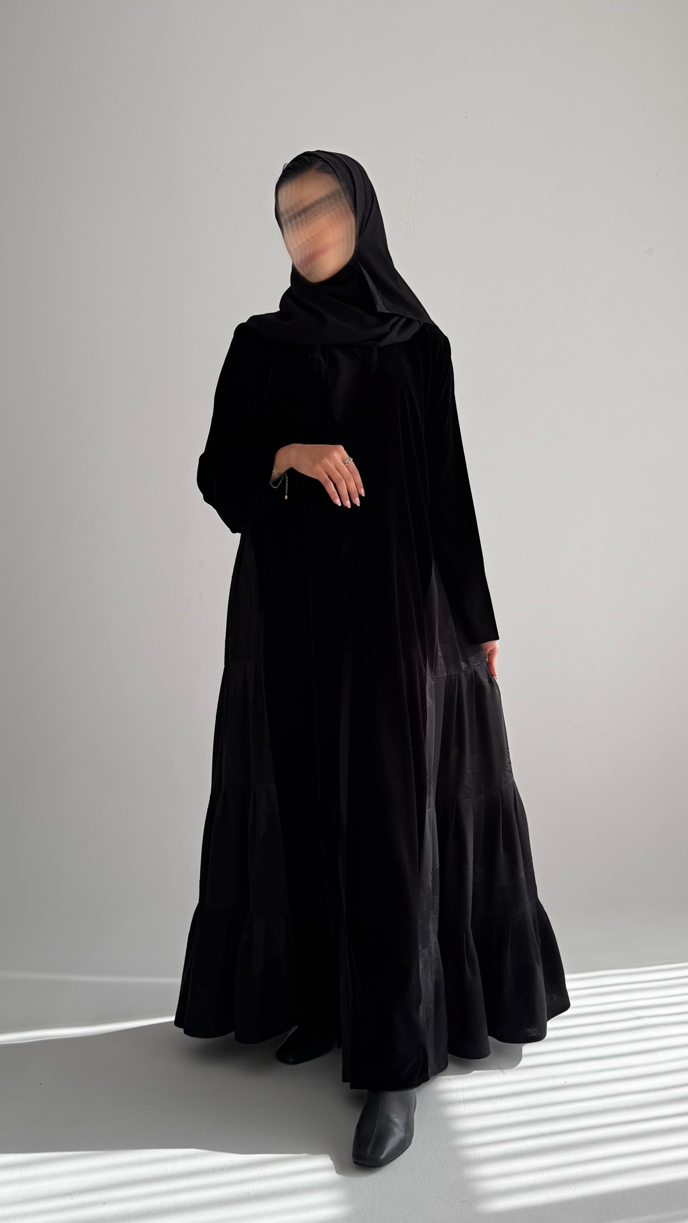 MWT695 - عباية اسود مخمل مع تدخيلة شيفون - Aya