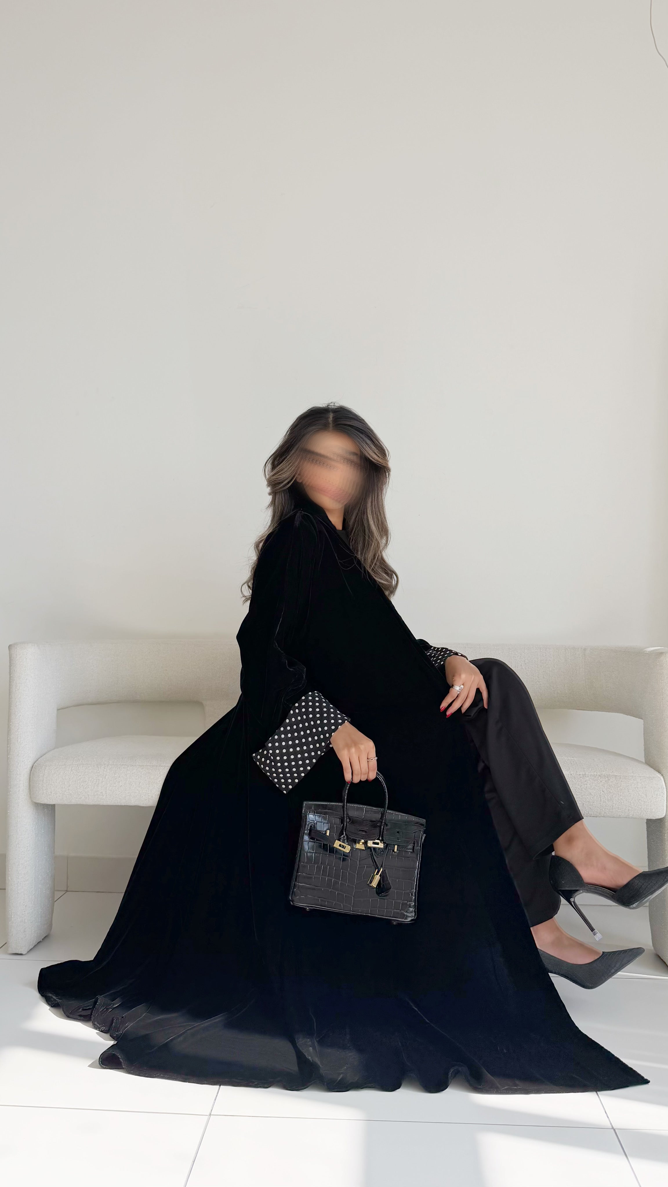 MWT571 - عباية مخمل أسود بأكمام منقطة