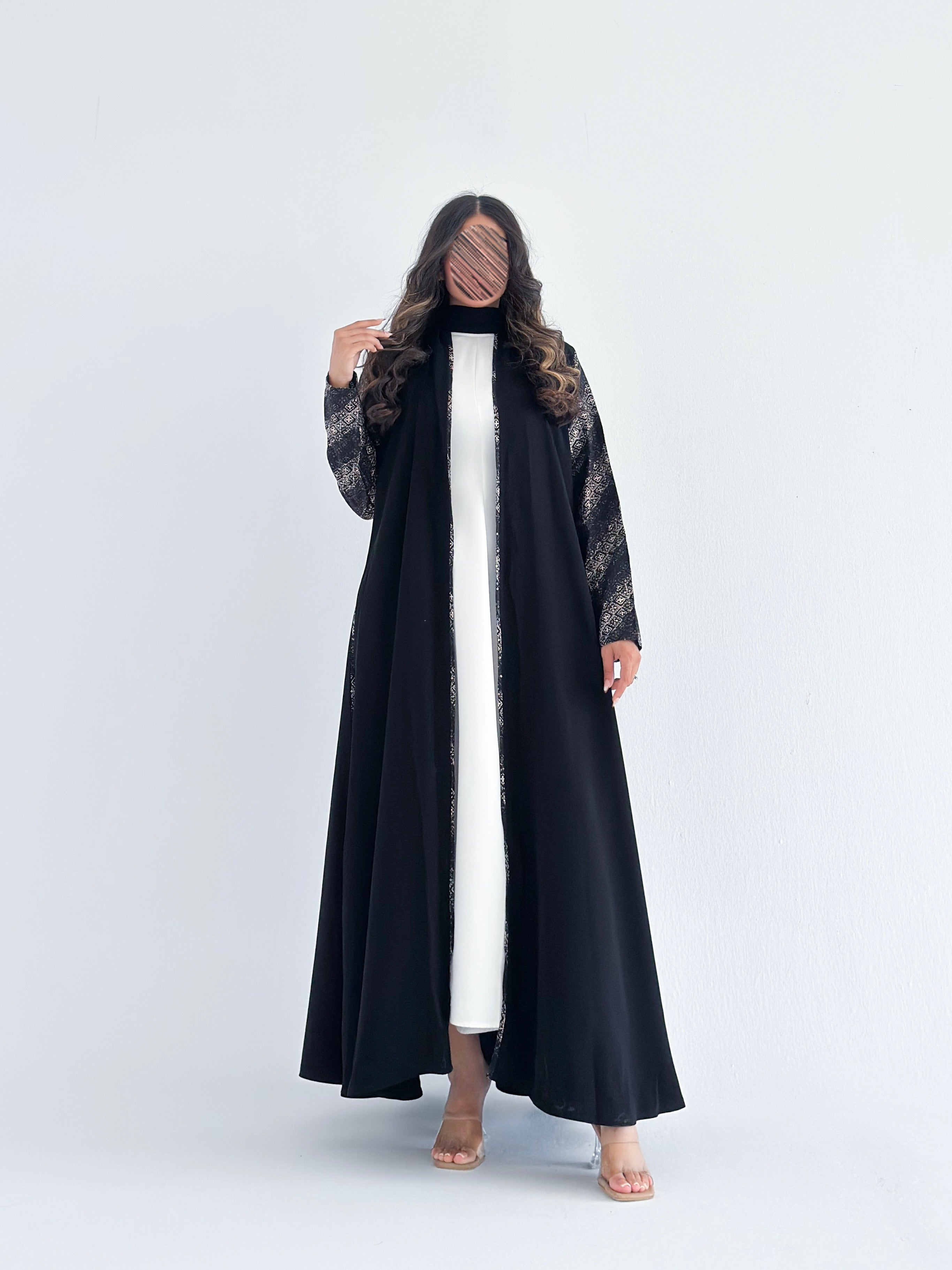 MWT1269 - عباية اسود مع تدخيلة ركامه بالاكمام