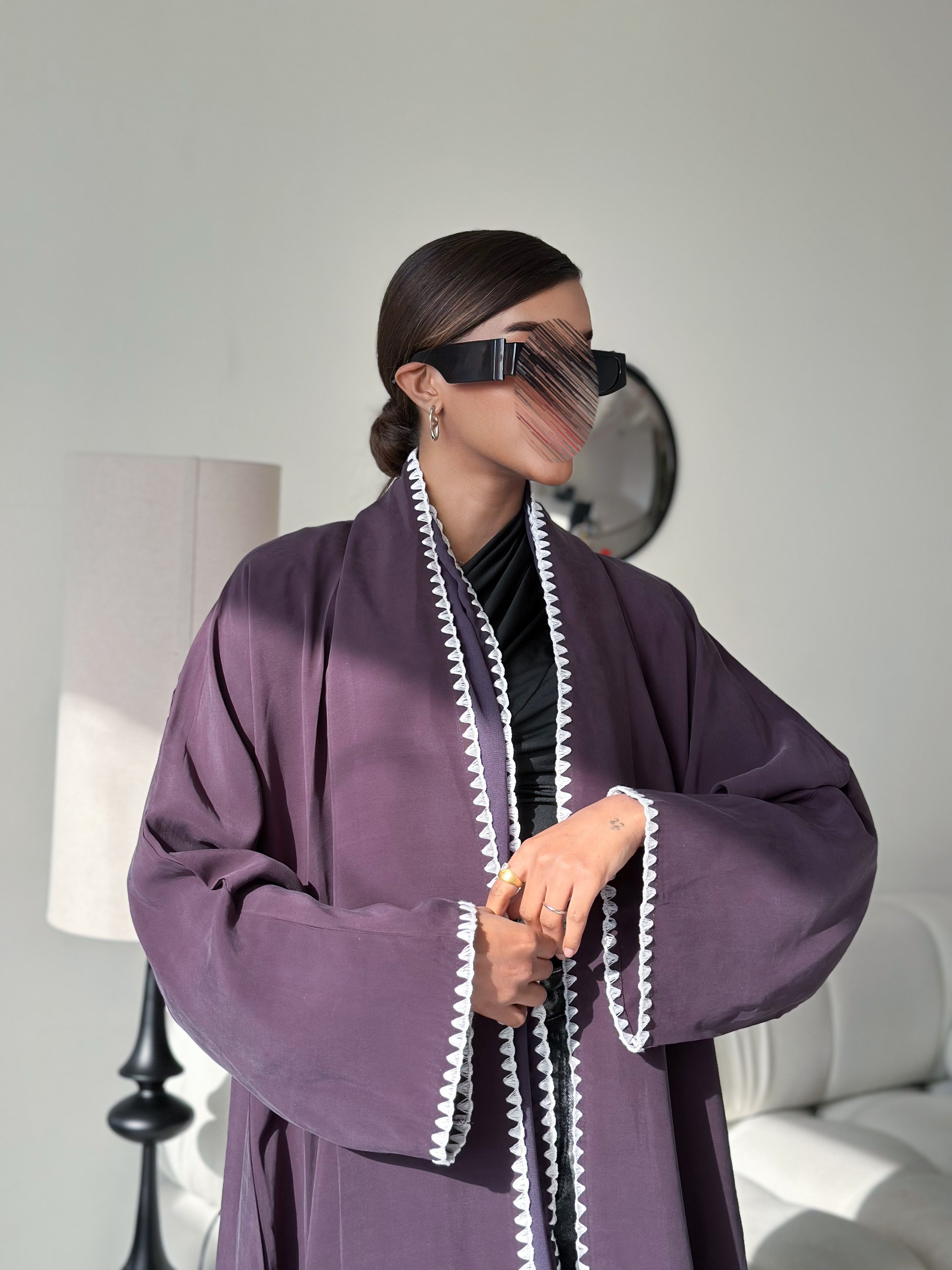 MW1390 - عباية حرير ياباني بتطريز أبيض في الأطراف - Aya