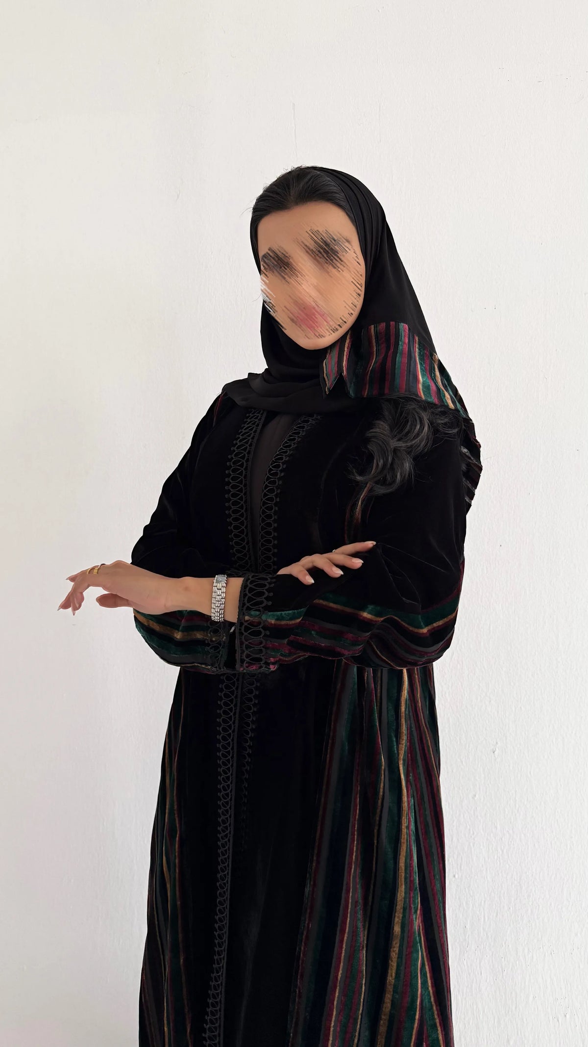 MW514 - عباية مخمل سوداء بتدخيلات ثماش مخمل مقلم مزينة بكلفه - Aya