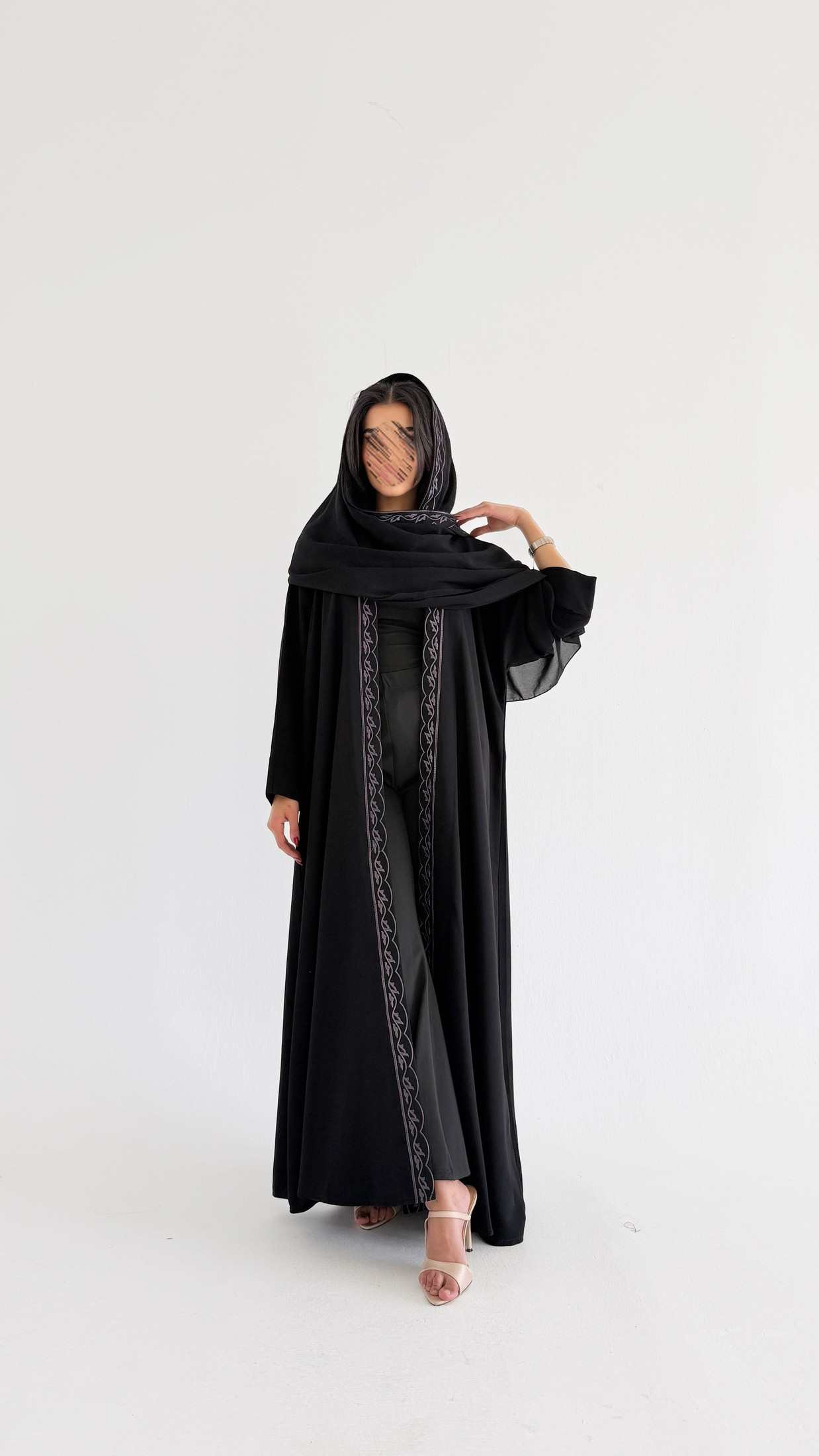 MWT1019 - عبايه اسود مع تطريز من الامام - Aya