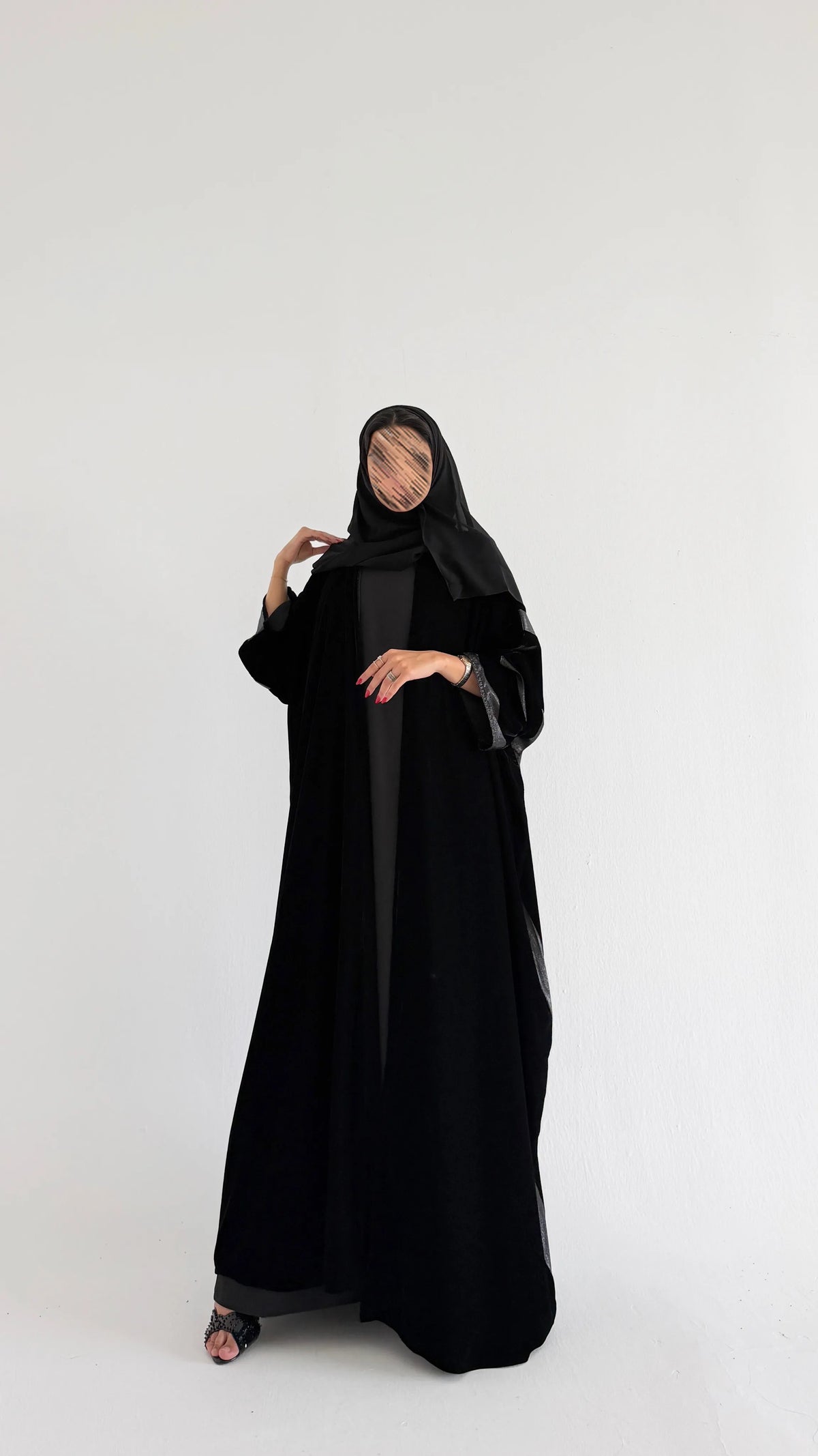 MWT1296 - عباية مخمل أسود مع تدخيله مخمل مخطط فضي - Aya