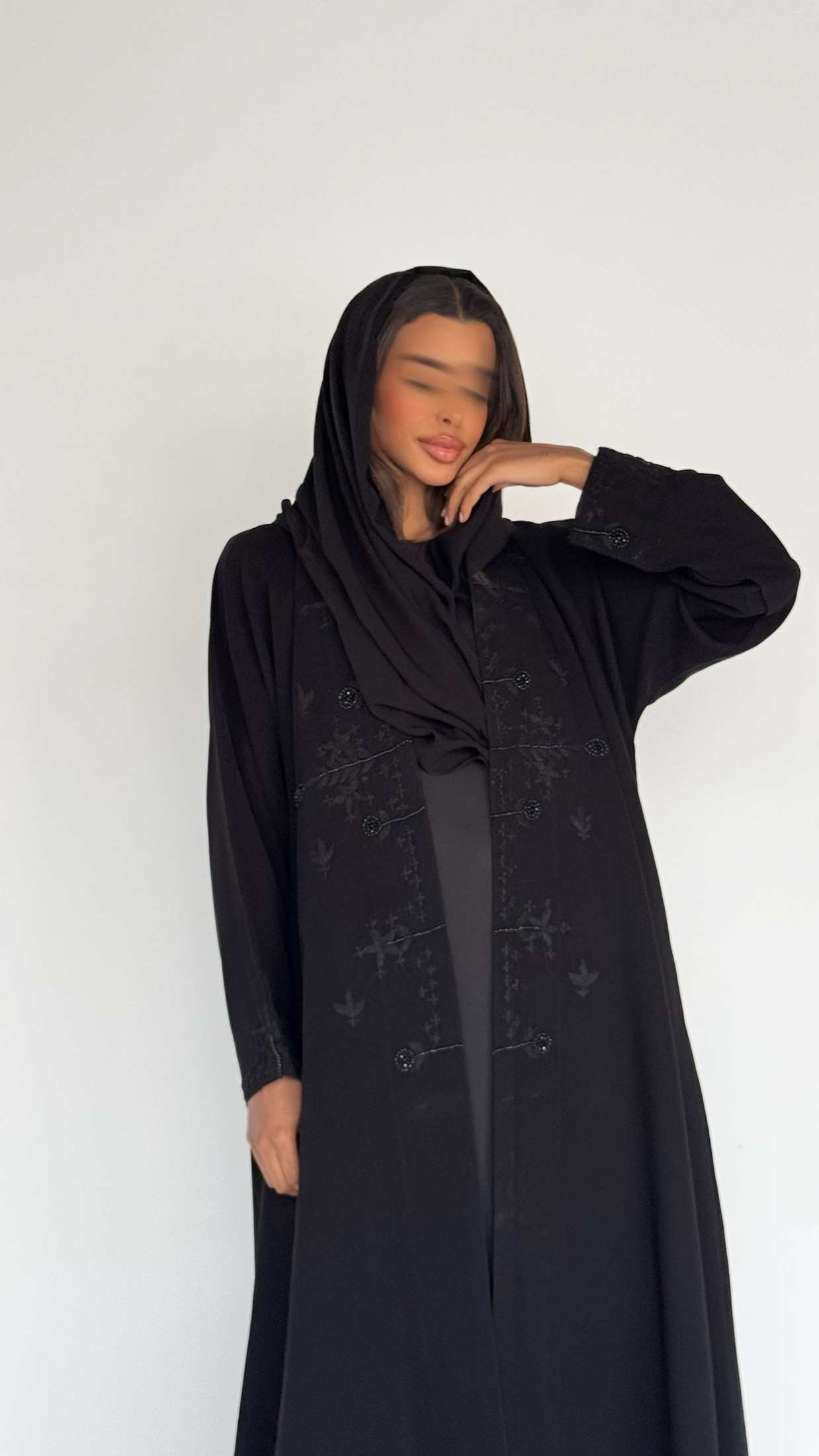 MWT336 - عباية كريب اسود تطريز وشك - Aya