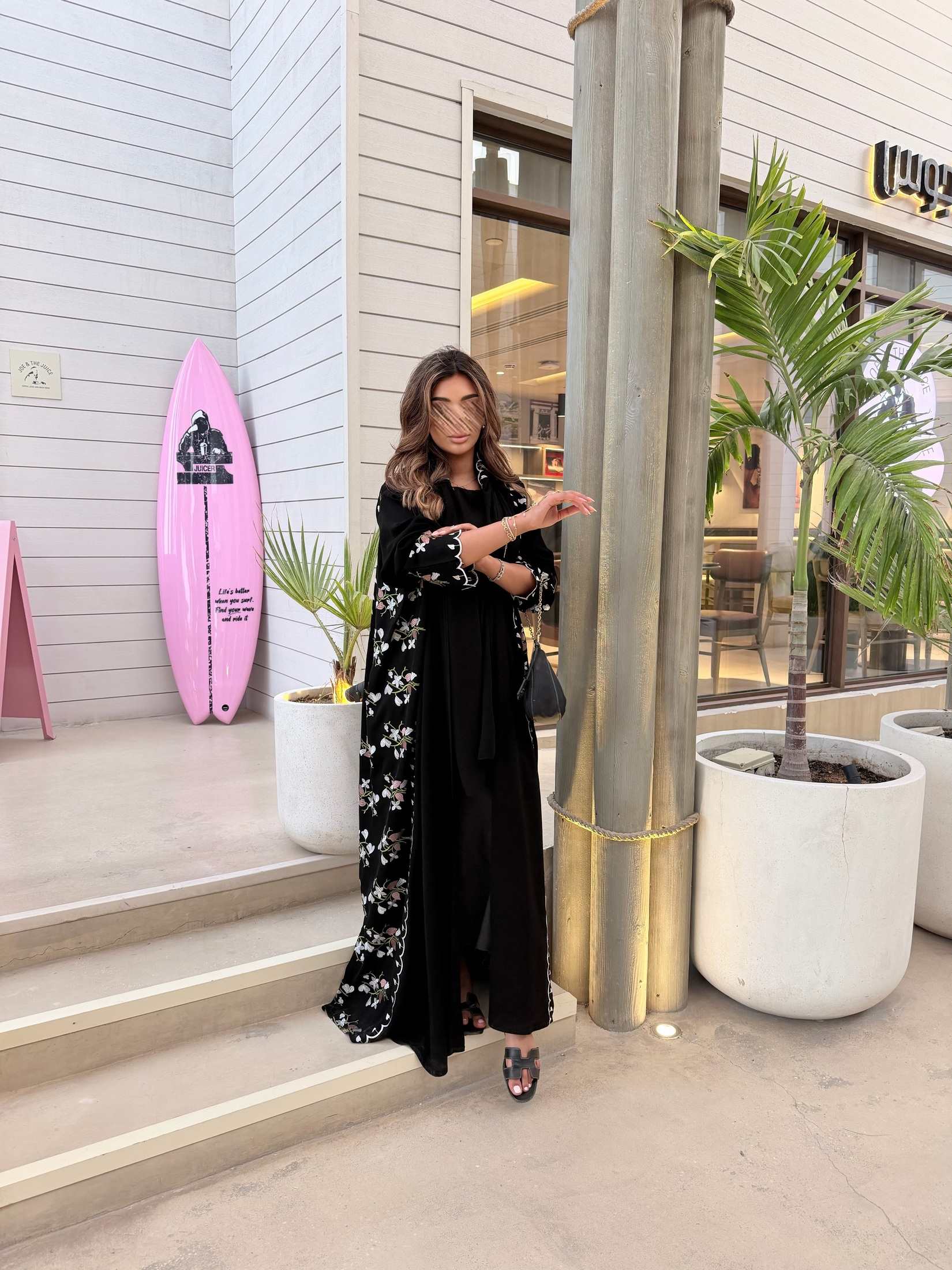 MW1604 - عباية سوداء بتطريز ورود على الجوانب | Black Abaya with Floral Side Embroidery - Aya