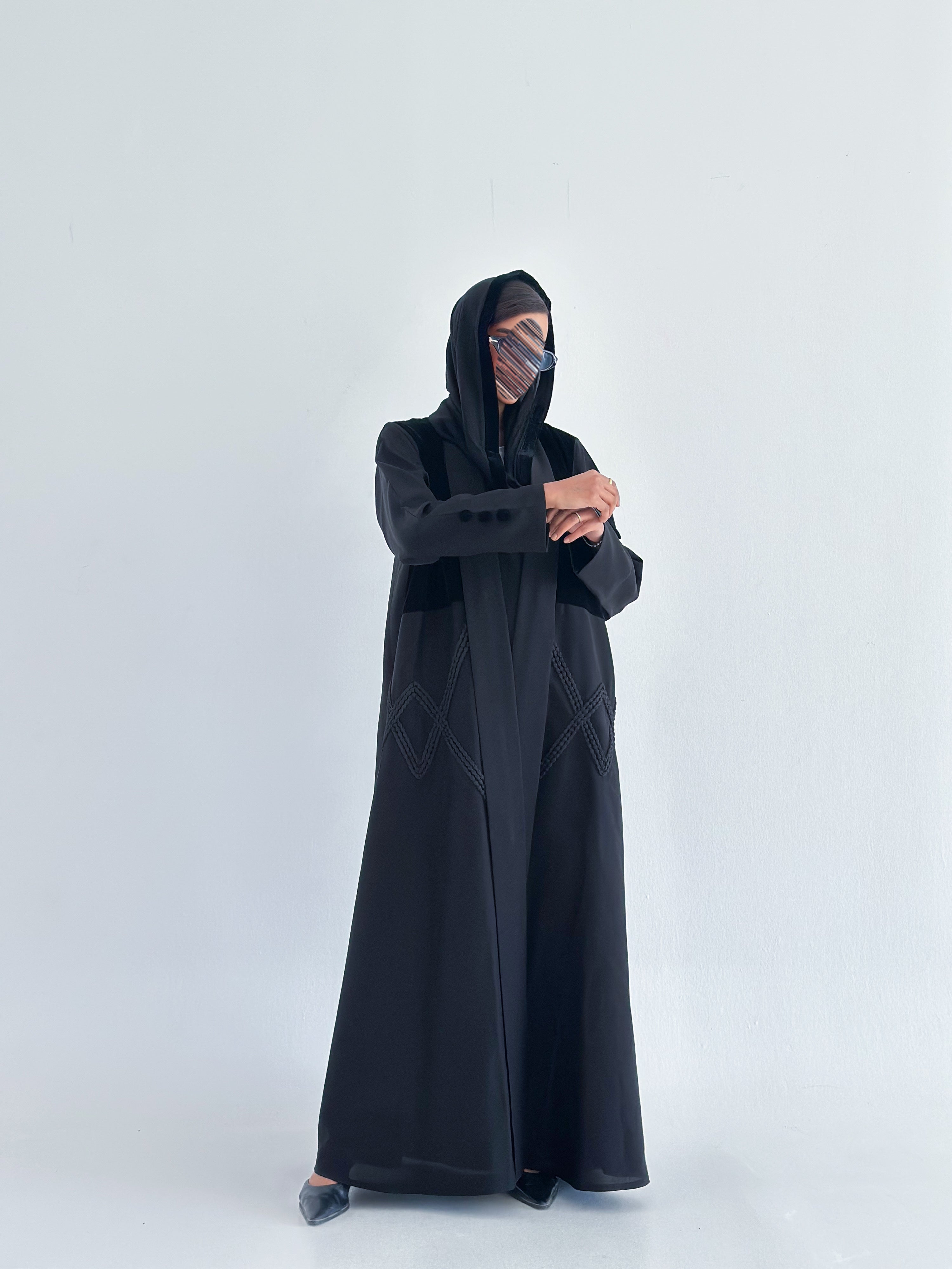 MWT559 - عباية مخمل مع تطريز أسود
