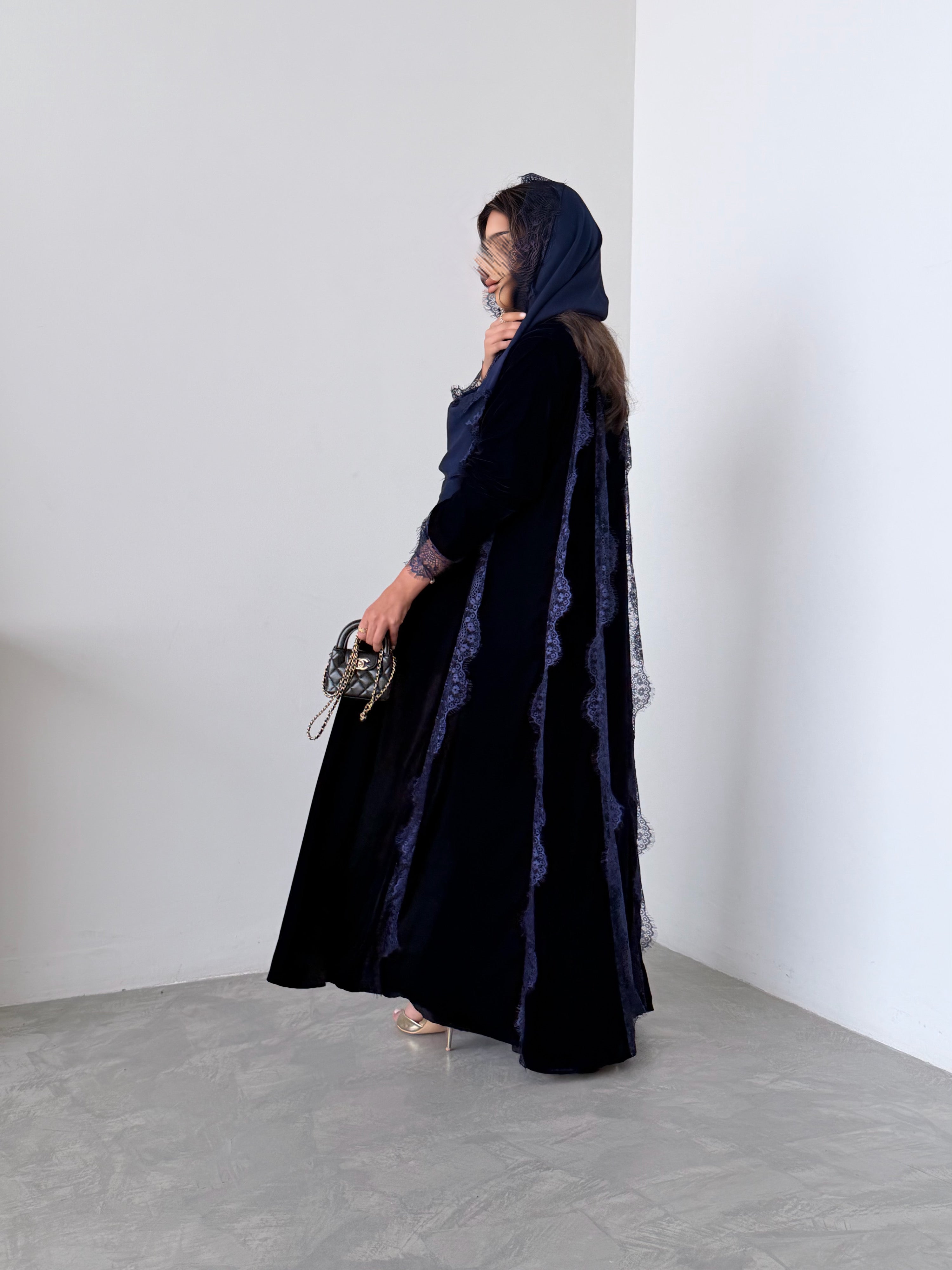 MWT983 - عباية مخمل مع دخيلة دانتيل من الخلف والاكمام