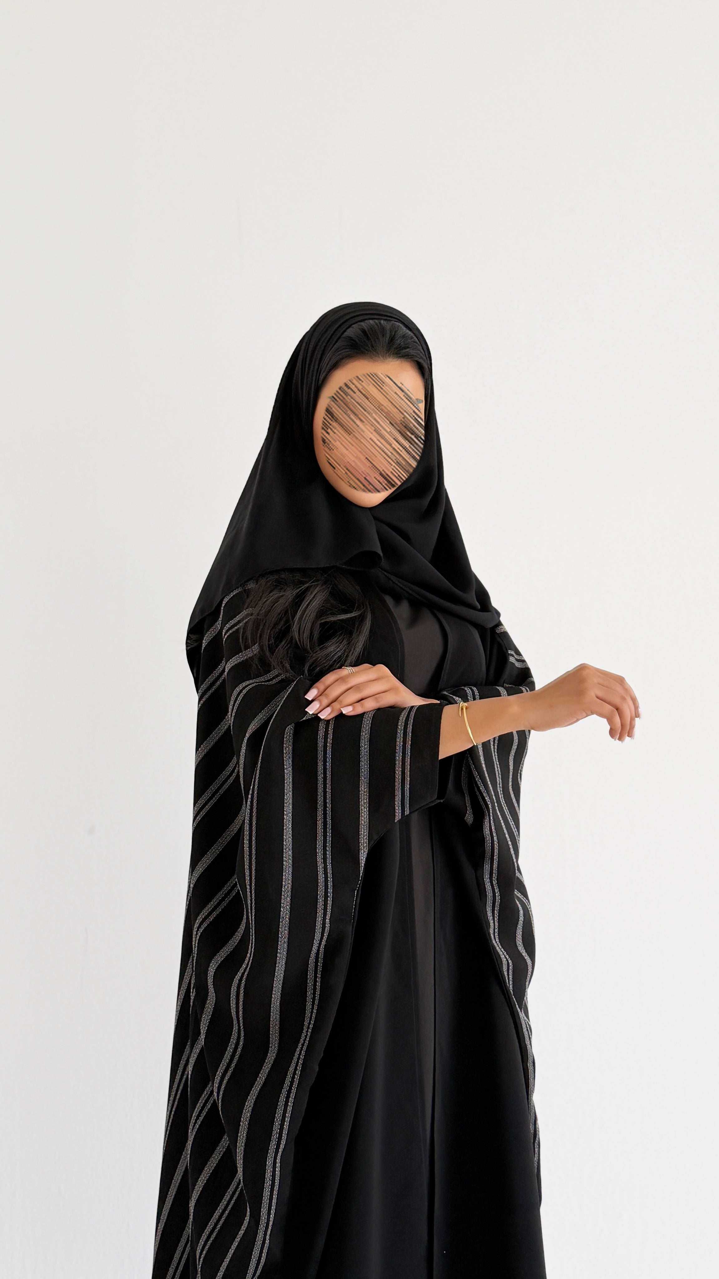 MWT1147 - عباية سوداء بتدخيلة مخطط - Aya