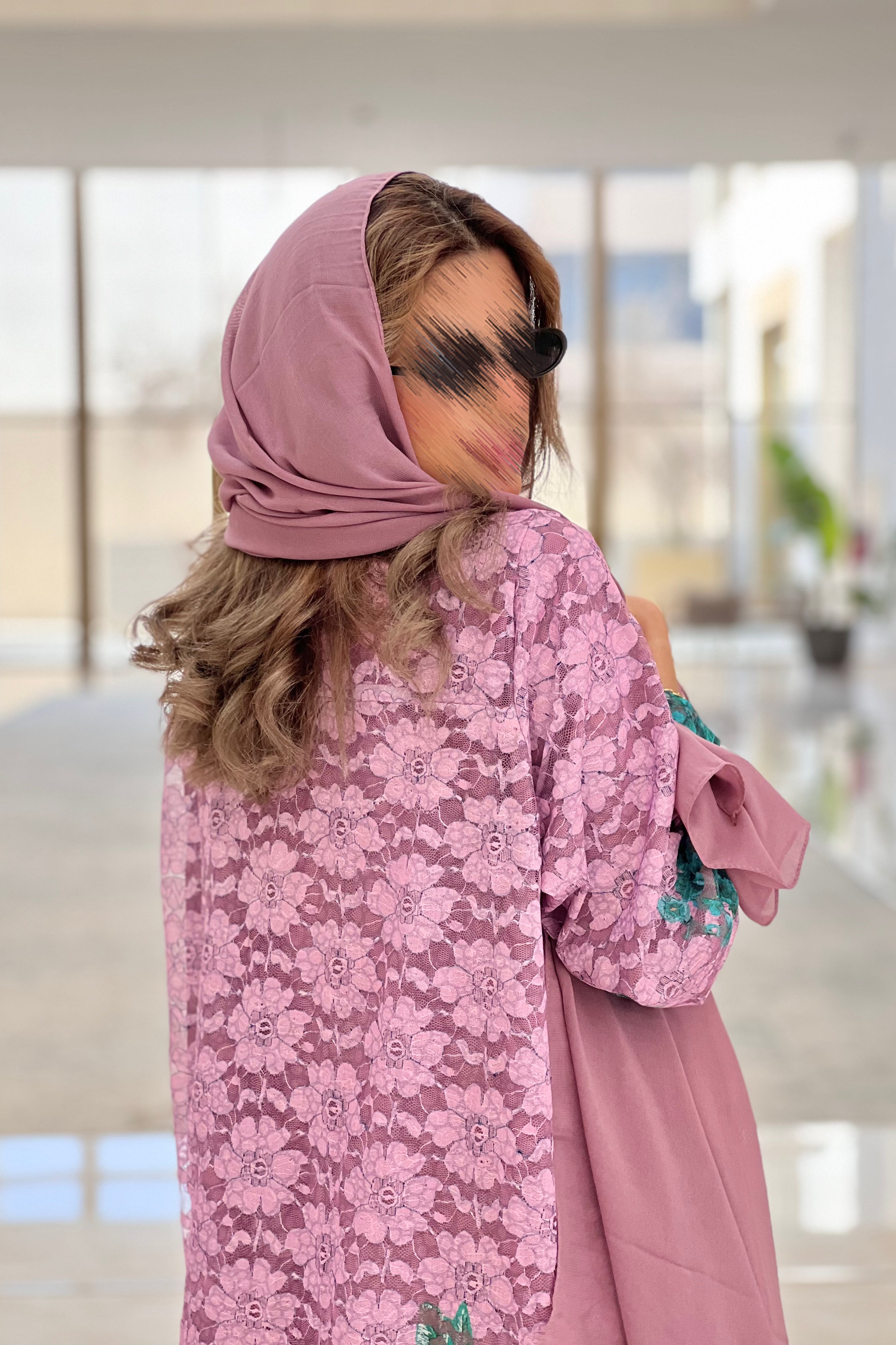 MWT481 - عباية دانتيل زهري مع تدخيلة دانتيل اخضر - Aya