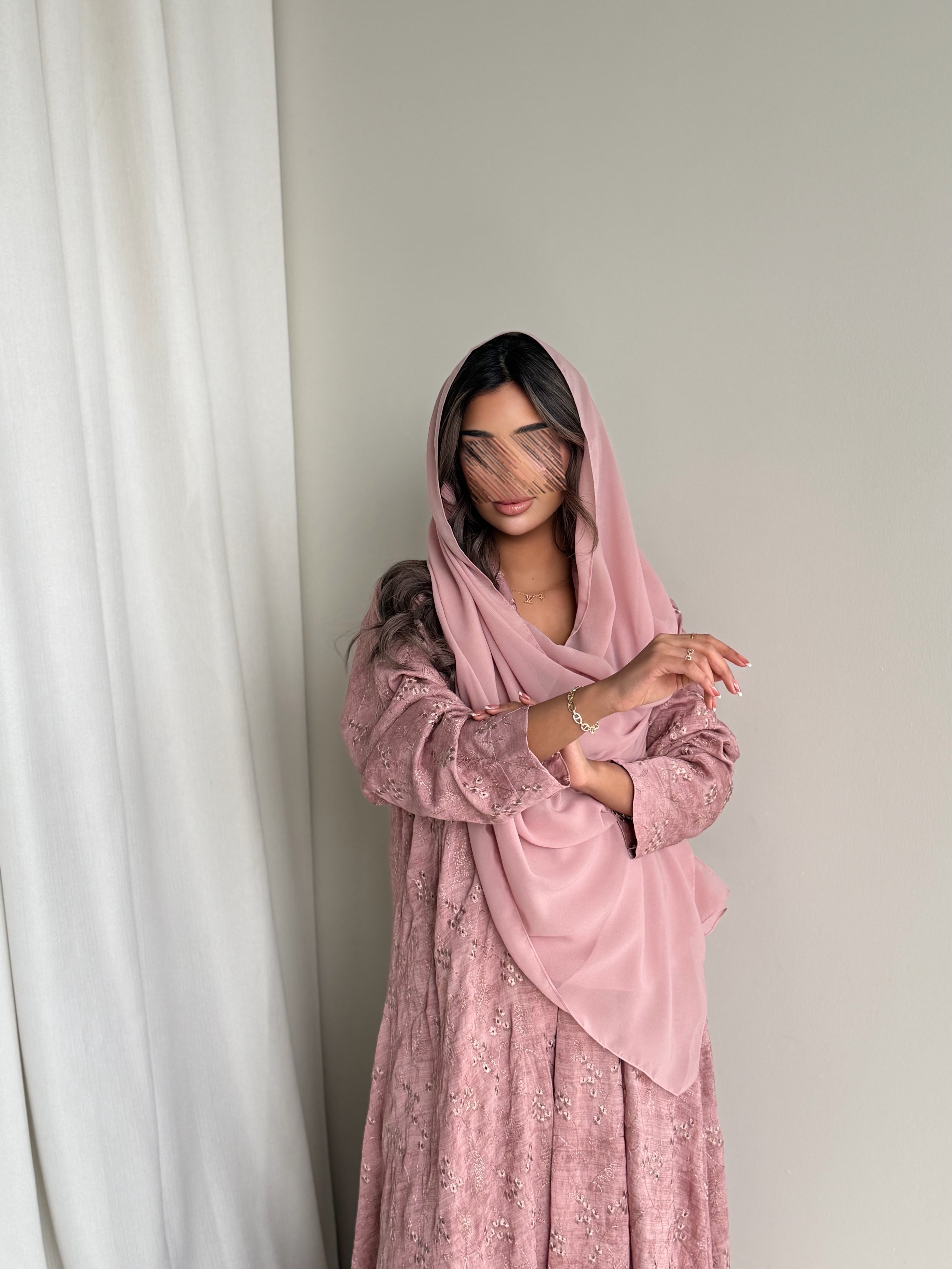 MWT779 - عباية كريب مموجه بتطريز ورد - Aya