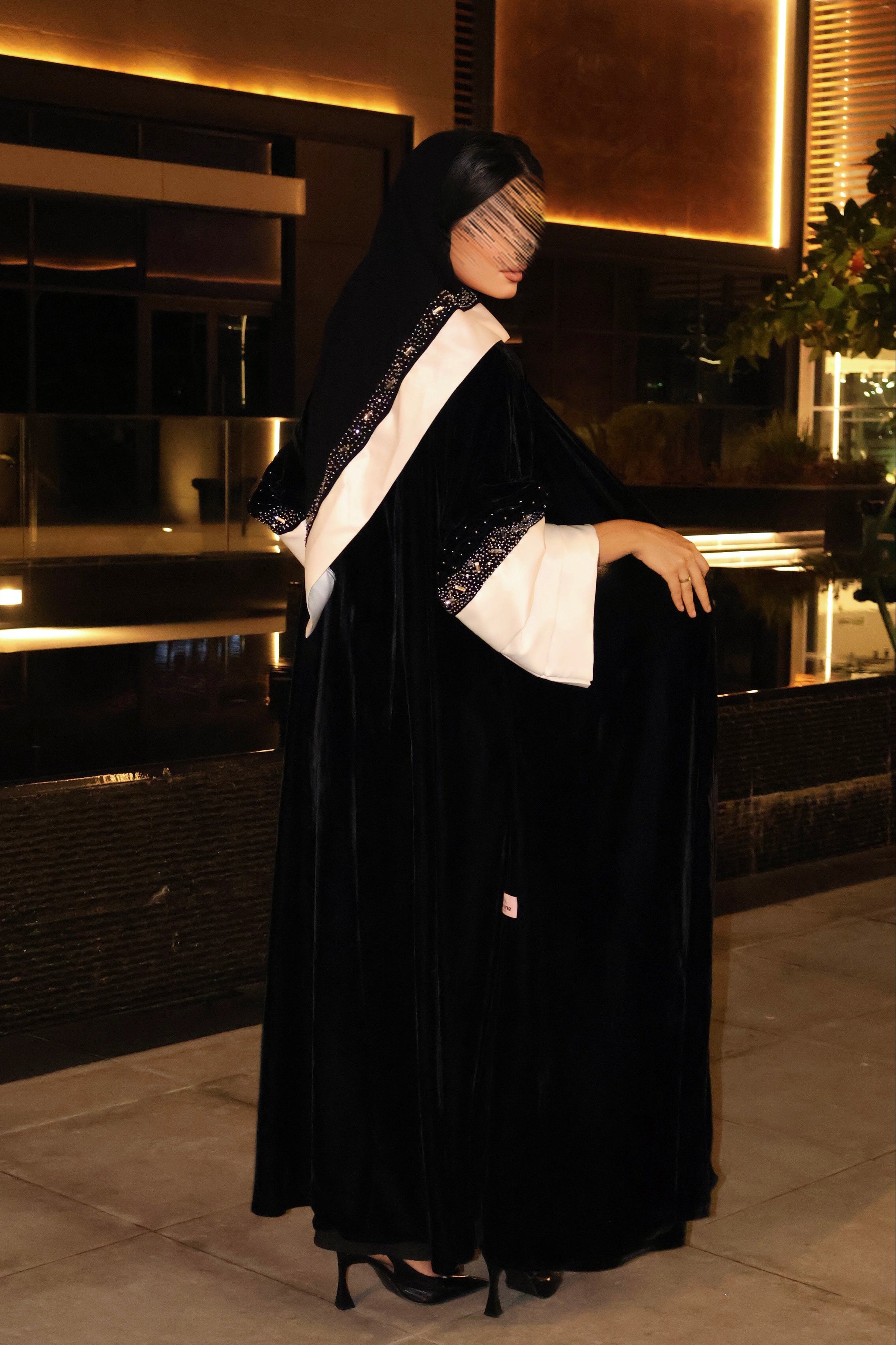 MWT669 - عباية مخمل اسود مع تدخيلة ابيض - Aya