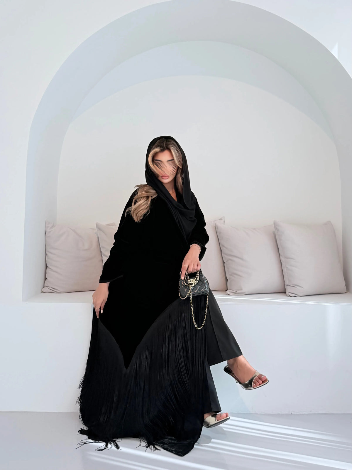MWT5275 - عباية مخمل اسود مع هدب اسود اسفل العباية - Aya