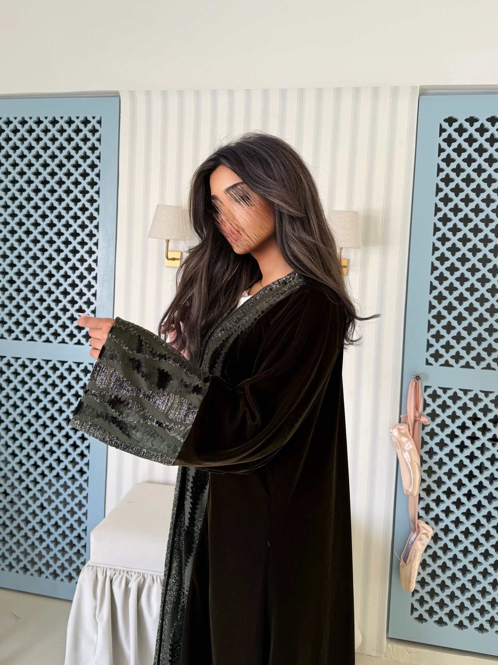 MWT973 - عباية مخمل مع تدخيلة مخمل شيفرن بالاكمام والامام - Aya