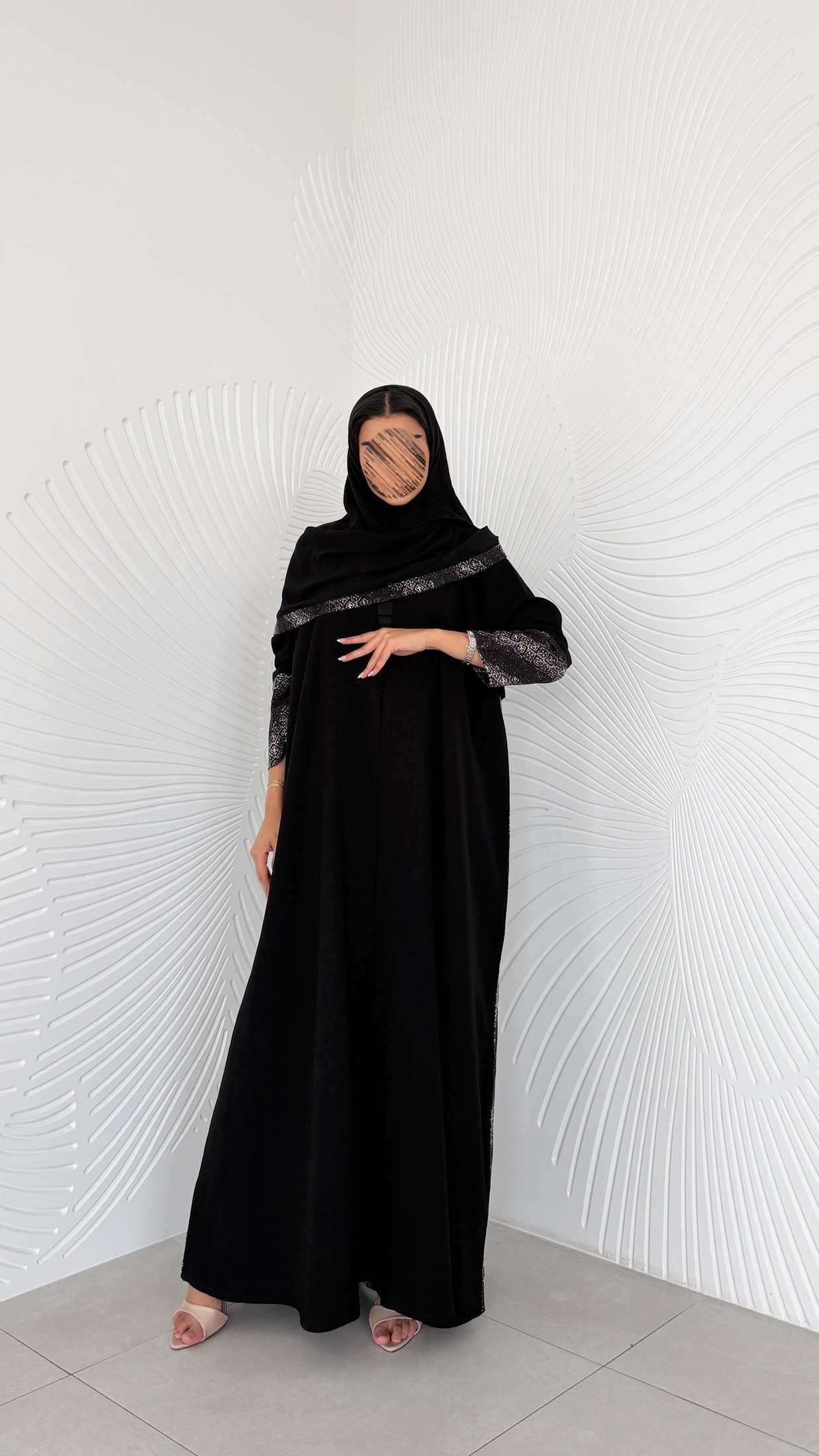 MWT2059 - عباية كريب اسود مع تدخيلة ركامة - Aya