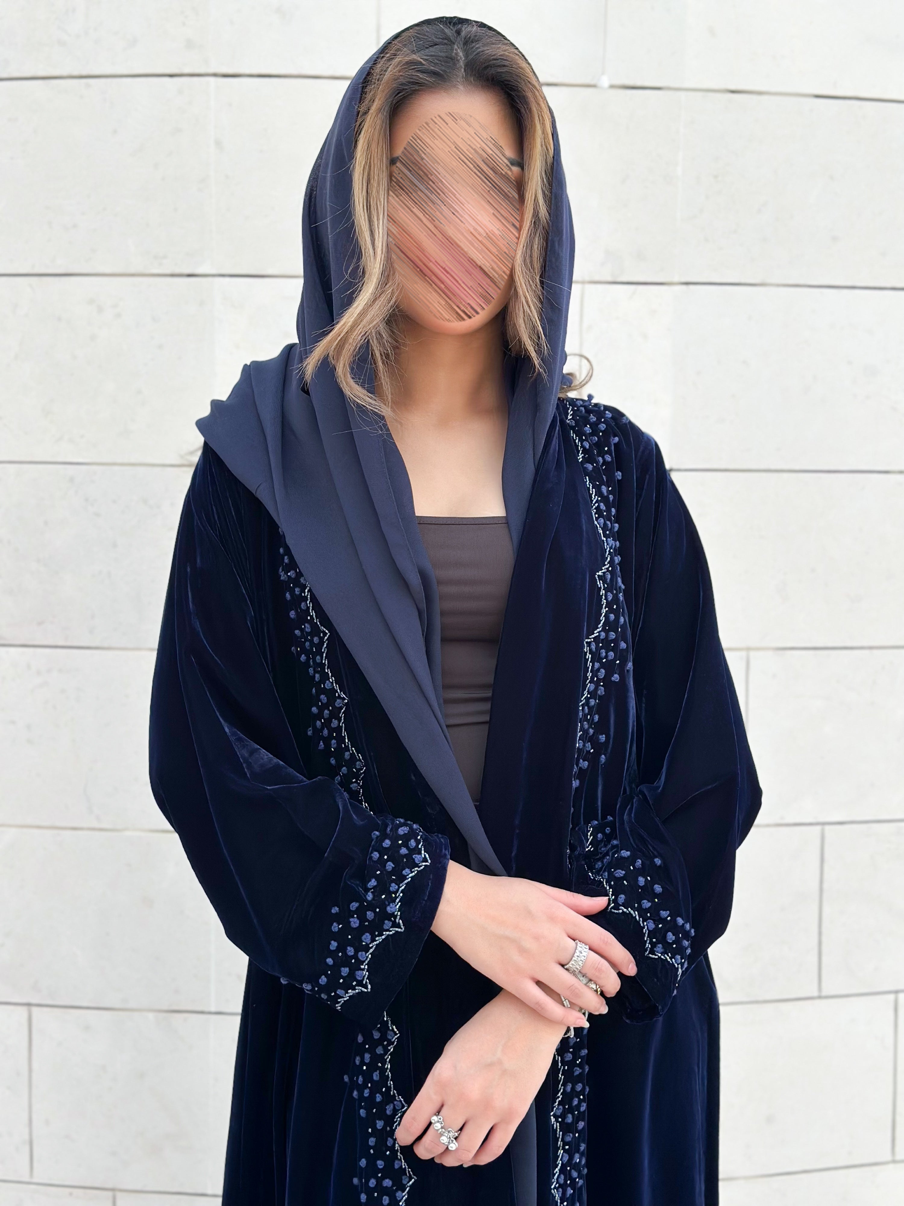 MWT725 - عباية مخمل بتطريز كحلي - Aya