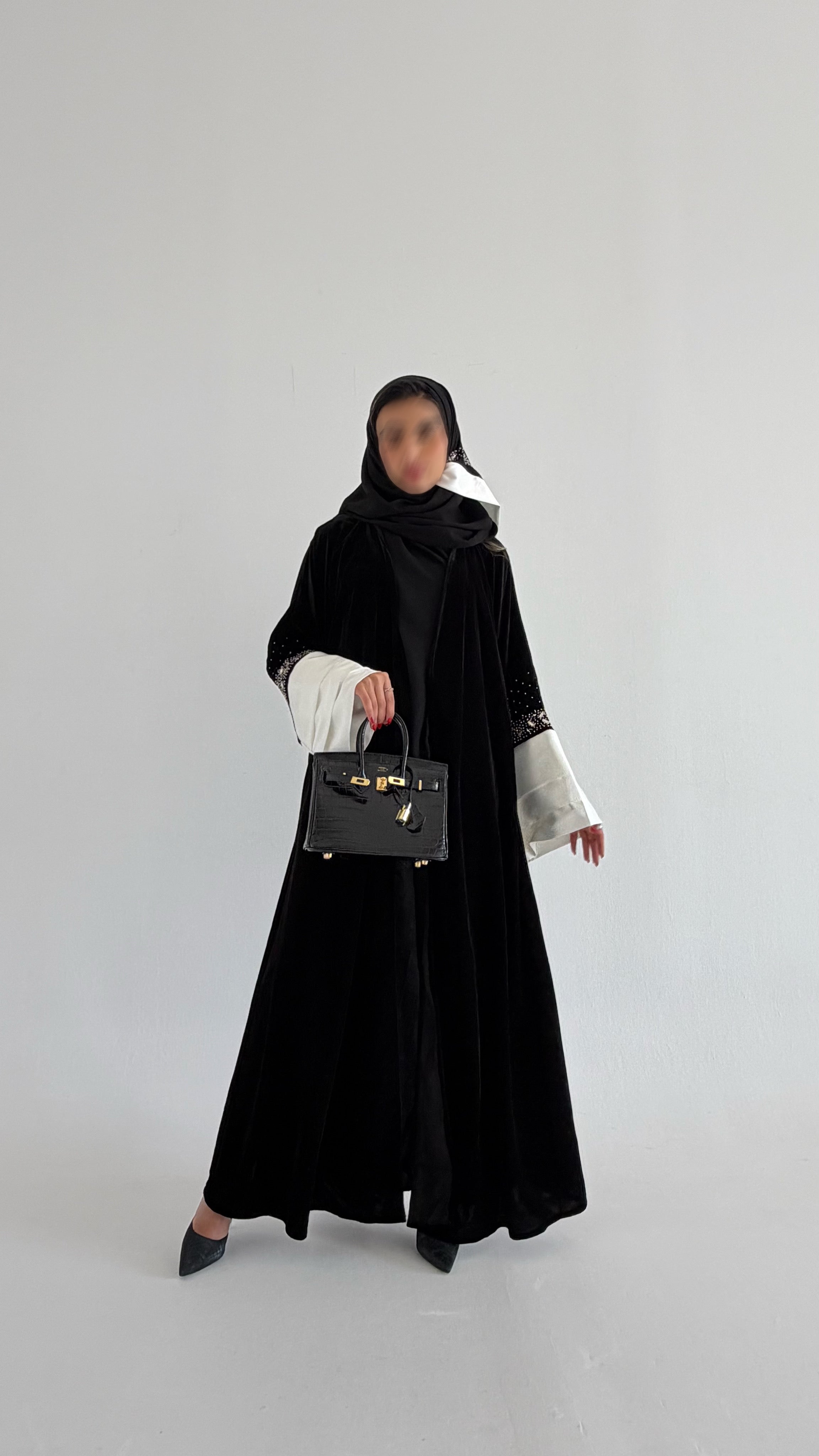 MWT669 - عباية مخمل اسود مع تدخيلة ابيض