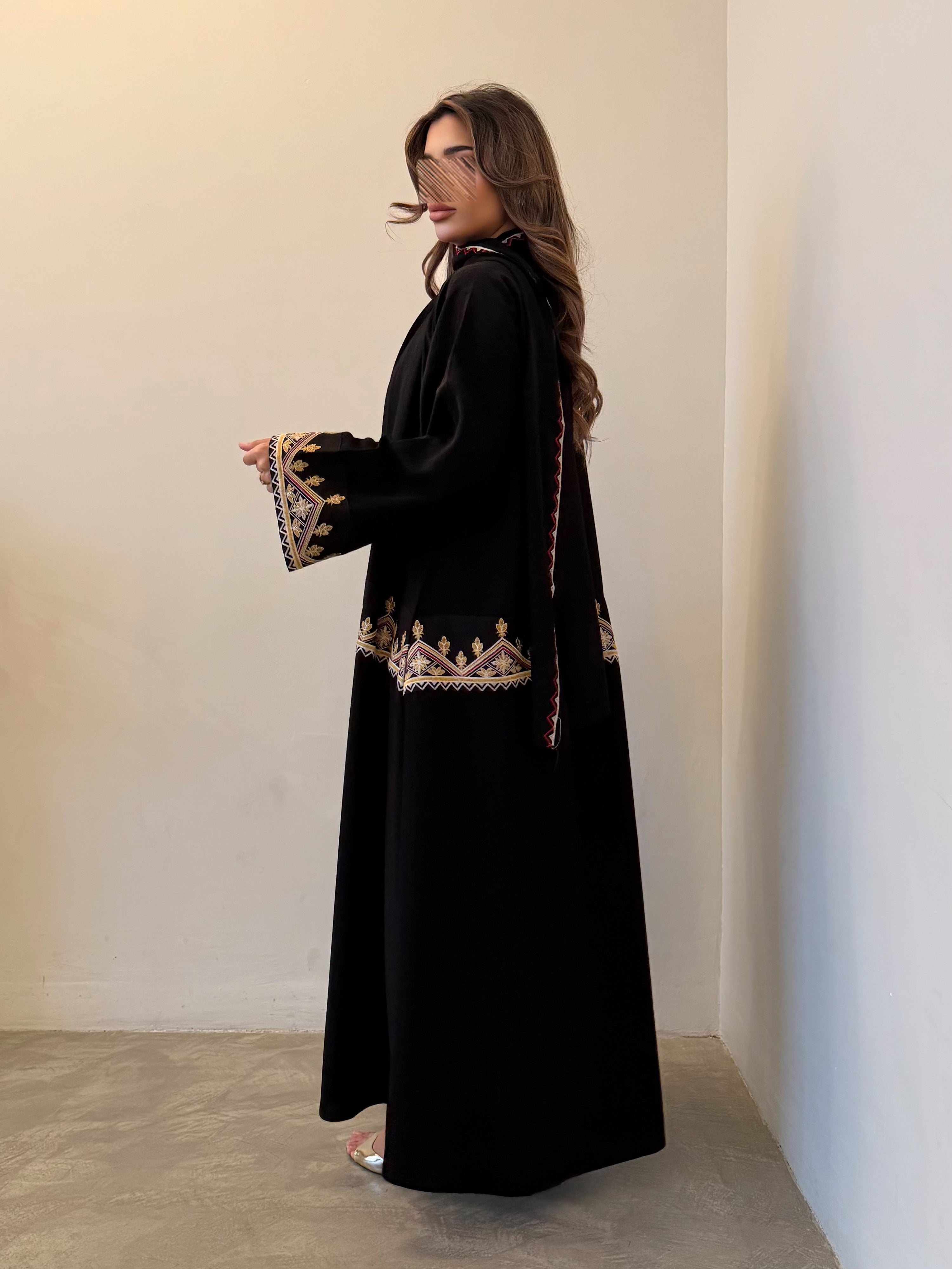 MWT5065 - قماش كريب اسود مع تطريز قصة نص بشت - Aya