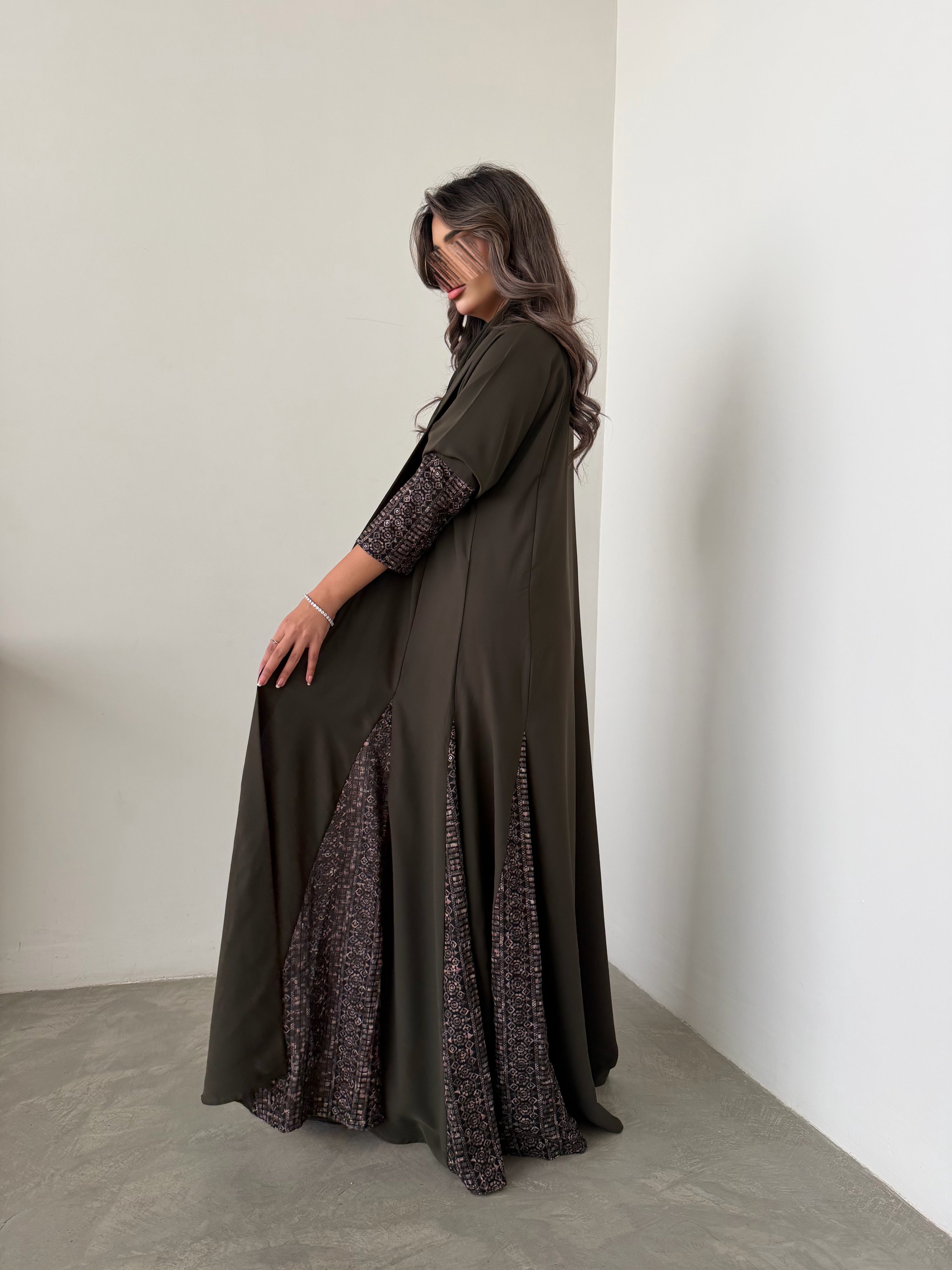 MWT770 - عباية كريب مع تدخيلة لنن هندي - Aya