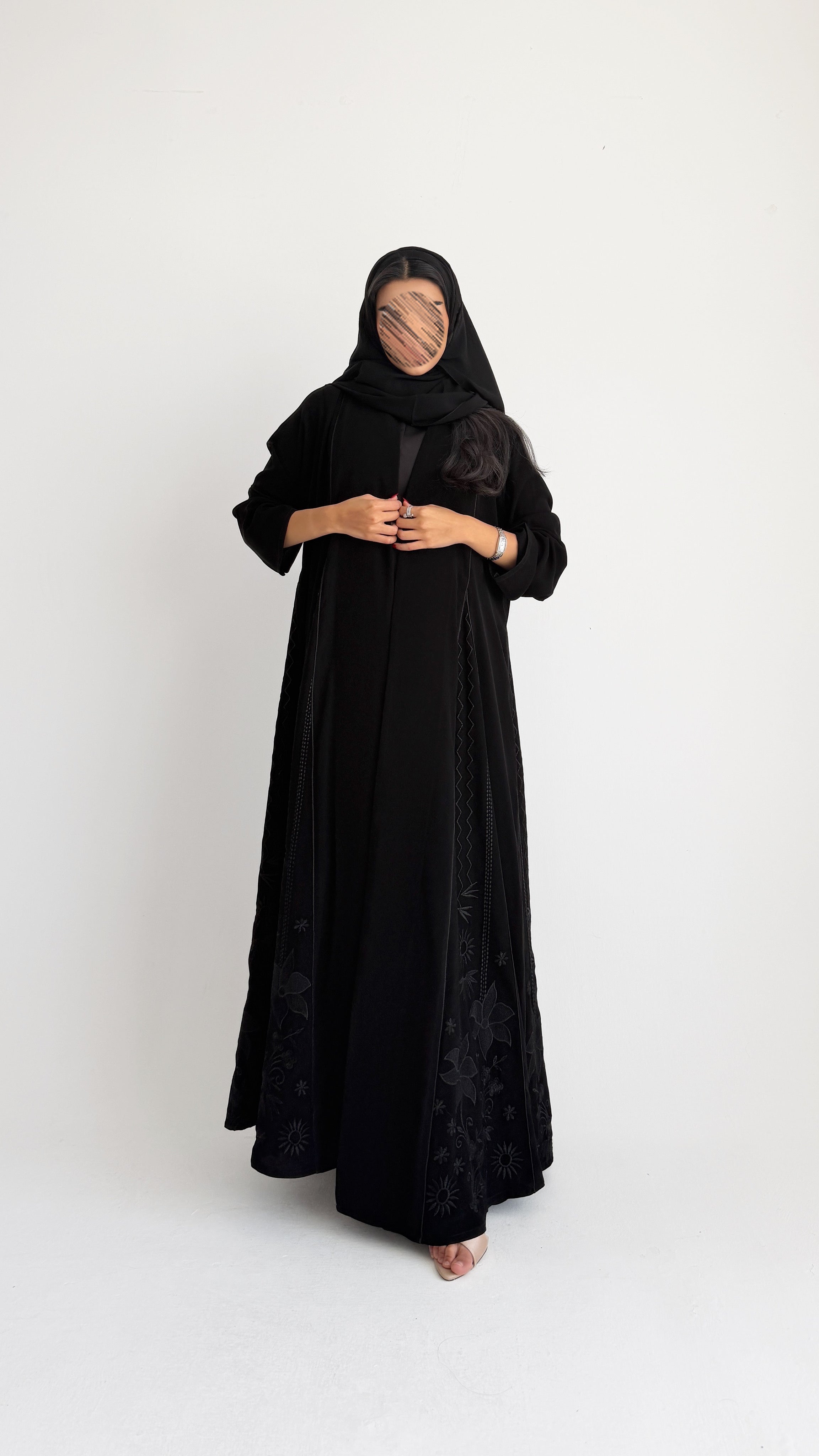 MWT2070 - عباية سوداء بتطريز أسود - Aya