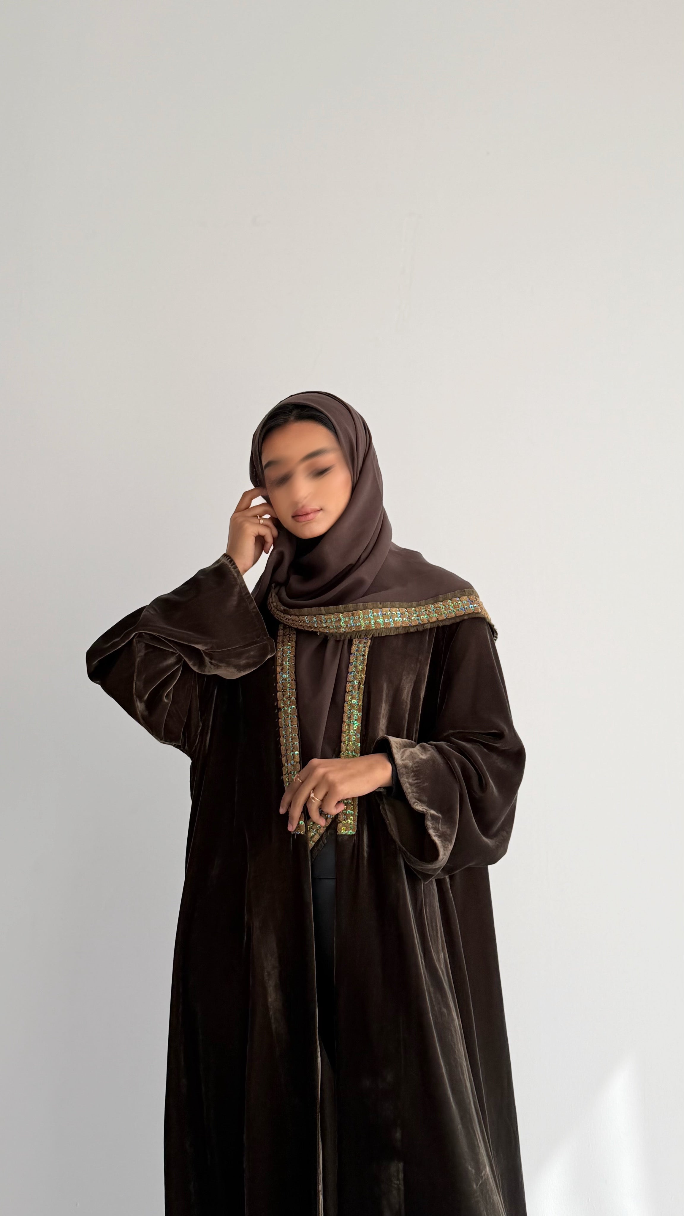 MWT825 - عباية مخمل مع تدخيلة كلفة بالامام - Aya