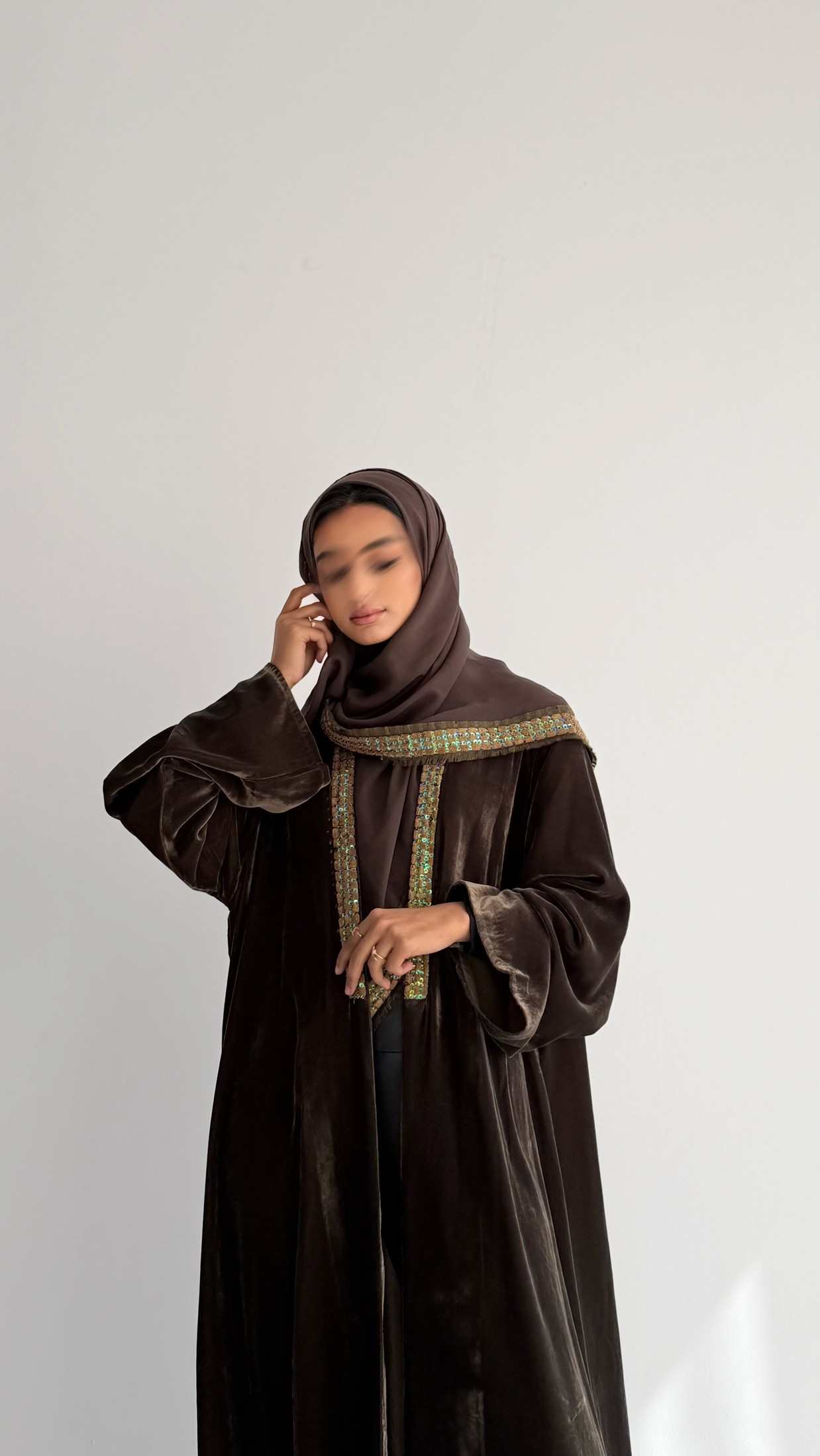 MWT825 - عباية مخمل مع تدخيلة كلفة بالامام - Aya