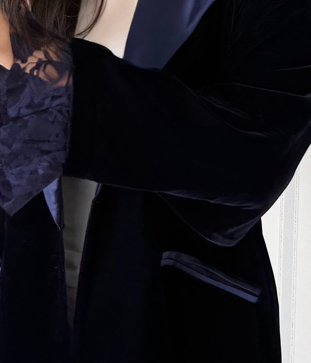 MWT975 - عباية مخمل مع تدخيله دانتيل بالاكمام - Aya