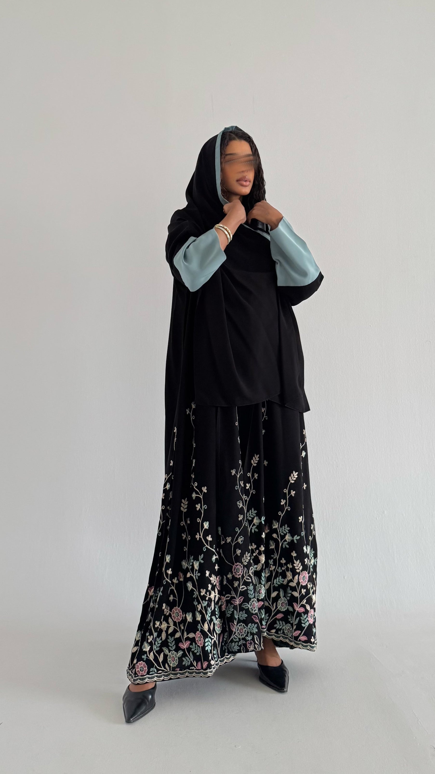 MW1633 - Black abaya with embroidery - عباية سوداء بتطريز - Aya