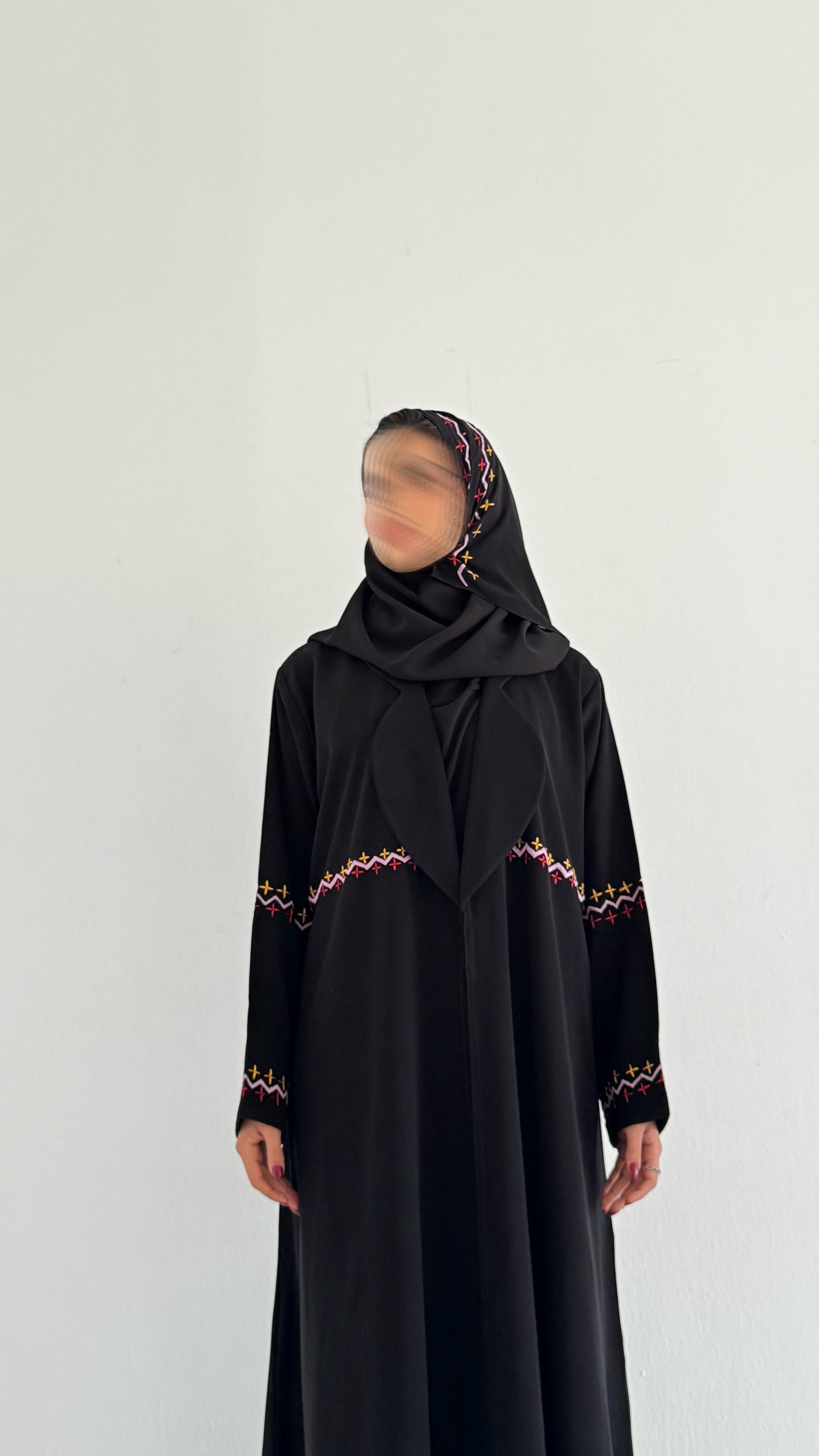 MW1750 - عباية كريب مع اضافة تطريز يدوي - Aya