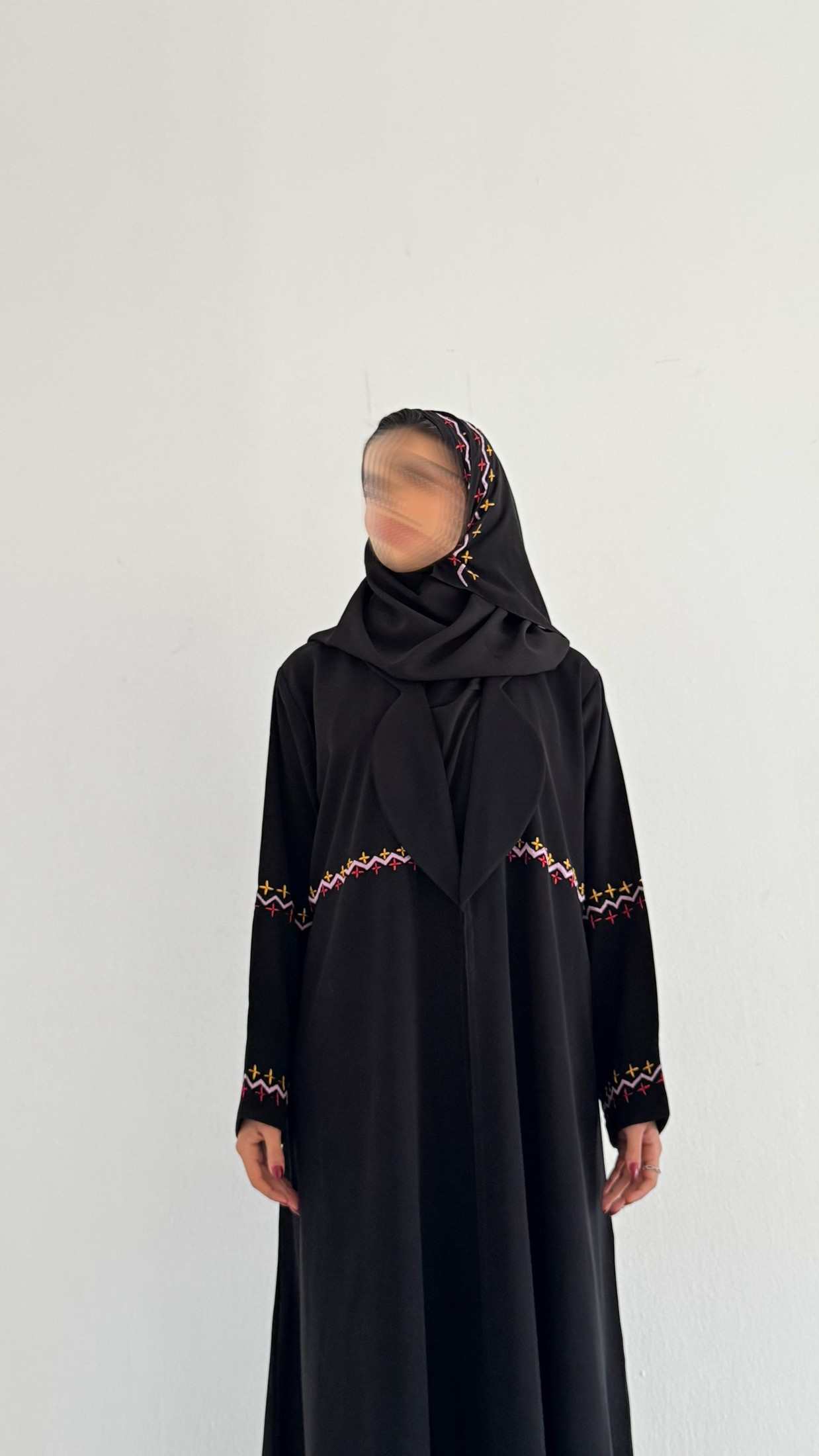 MW1750 - عباية كريب مع اضافة تطريز يدوي - Aya