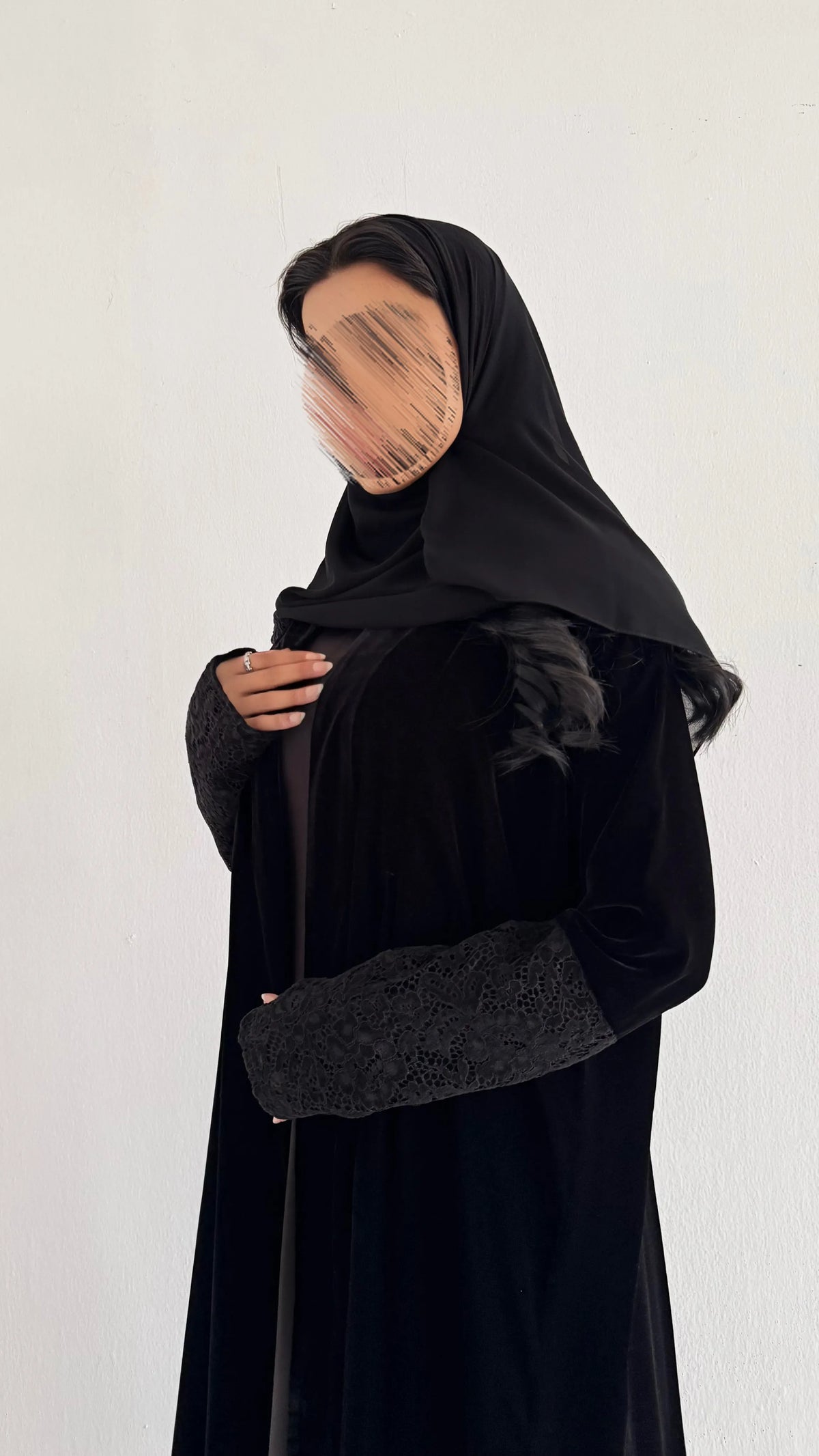 MWT3001 - عباية مخمل أسود بدانتيل بالظهر والاكمام - Aya