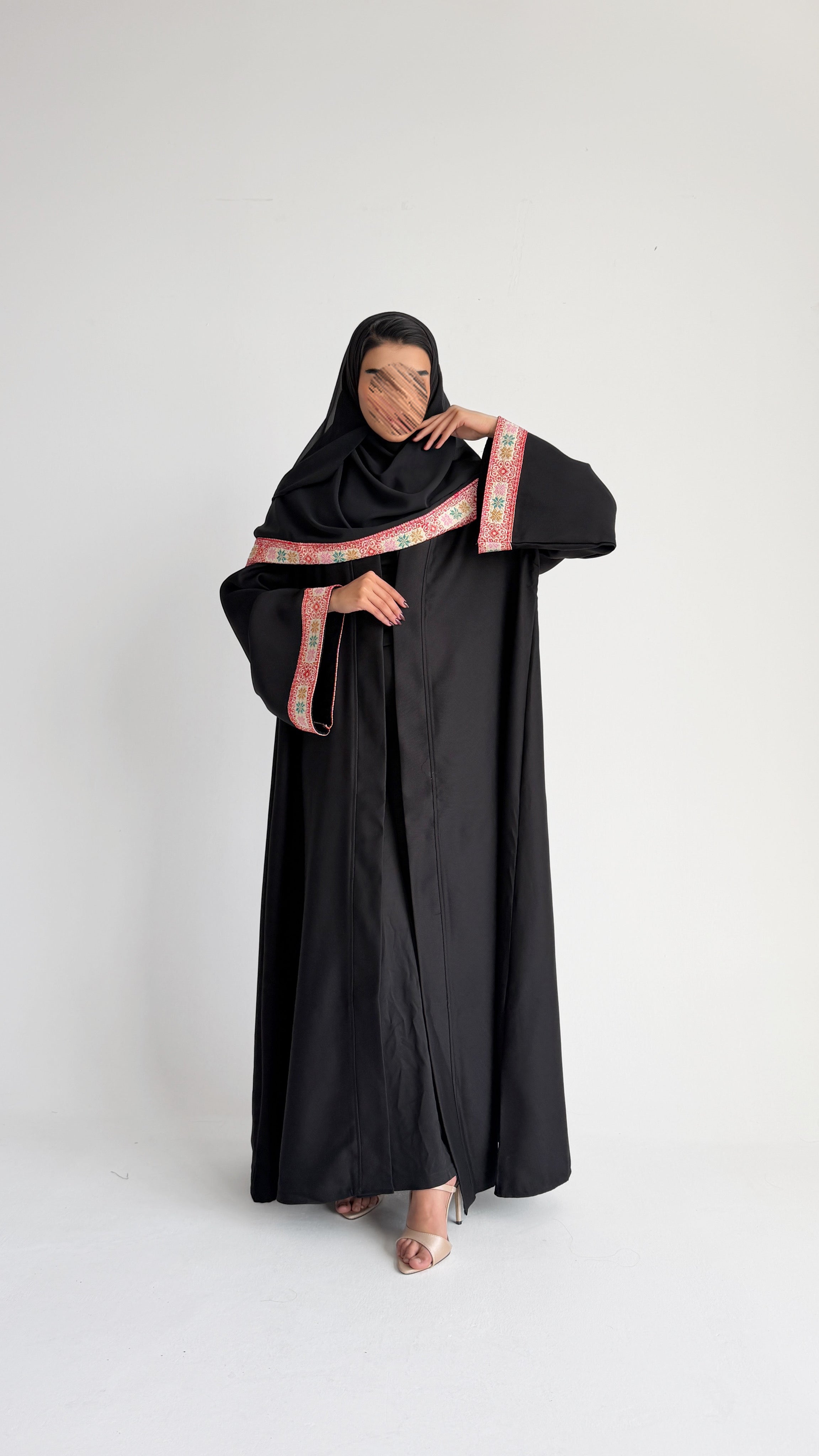 MW1808 - عباية كريب اسود مع تدخيلة كلفة مطرزة - Aya