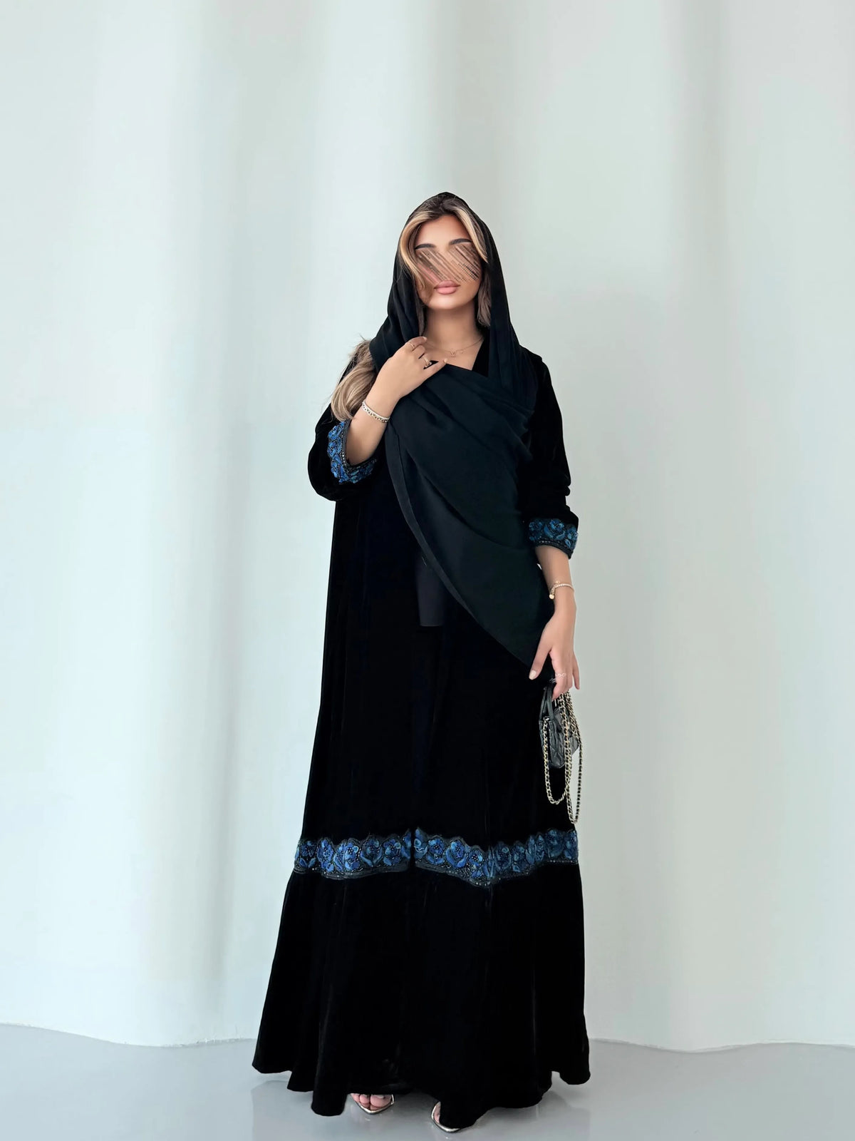 MWT5272 - عباية سوداء أنيقة يومية مع كسرات ناعمة اسفل العبايه و تدخيلات ورد - Aya