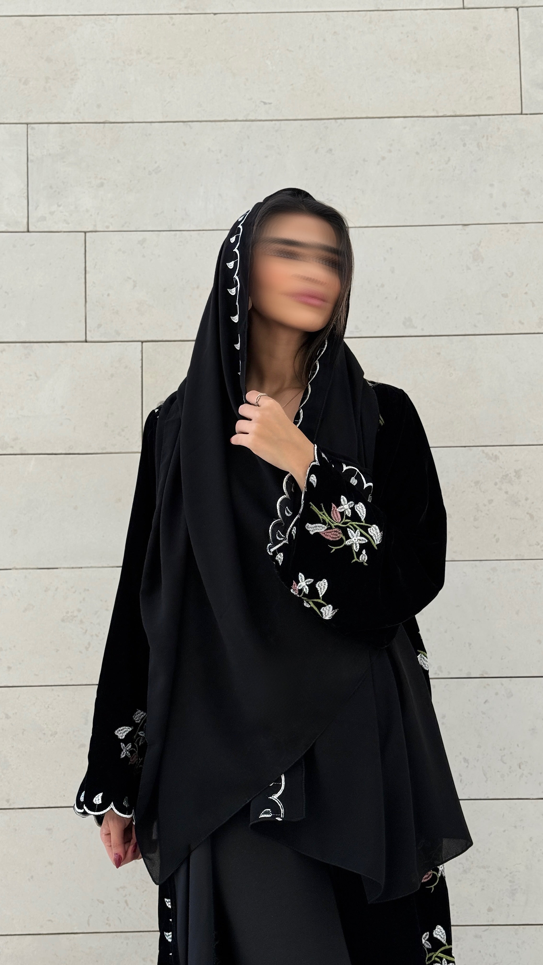 MWT566 - عباية مخمل سوداء بتطريز ورد على الجوانب - Aya