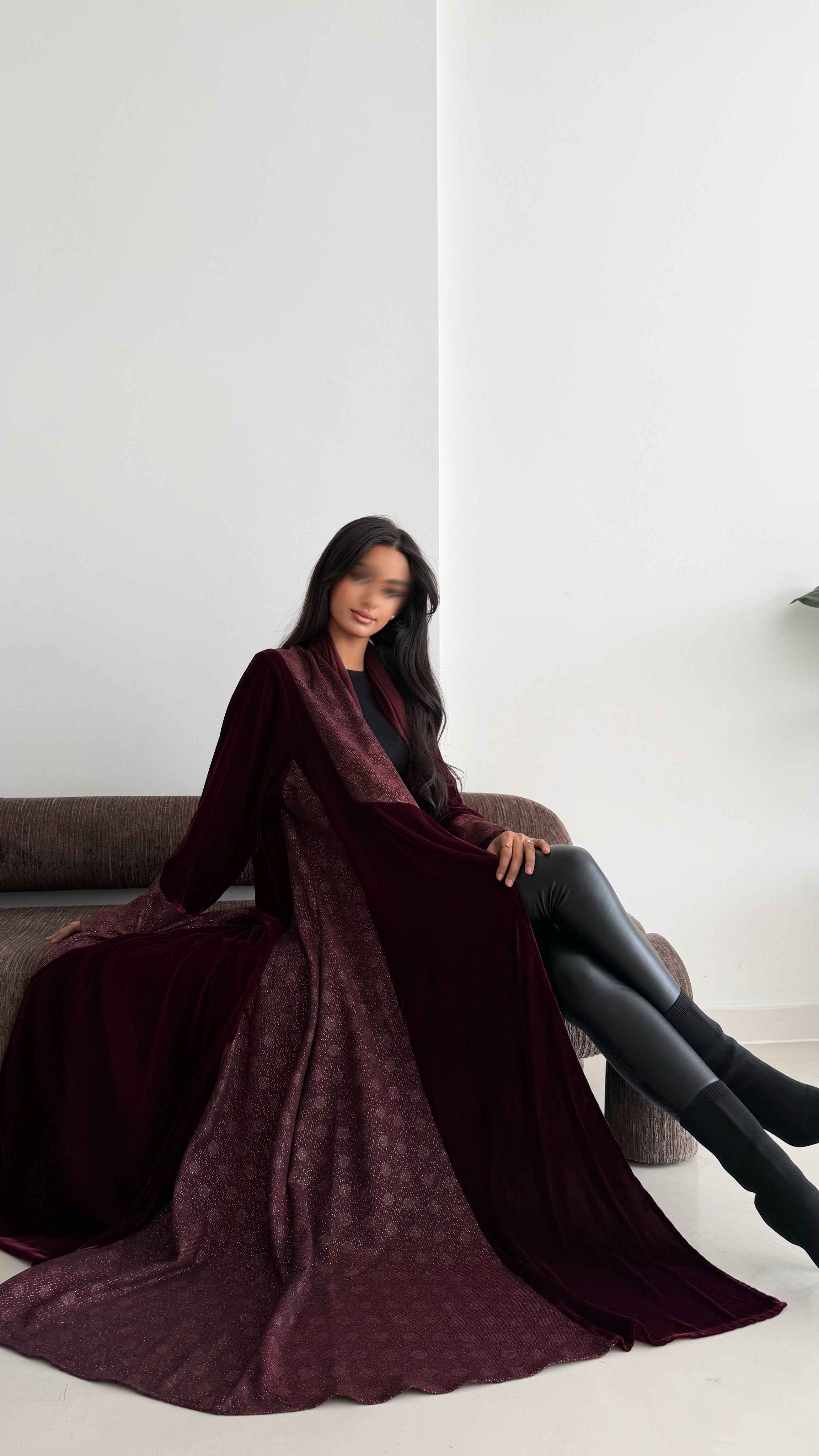 MWT819 - عباية مخمل بتدخيلة لامعة راقية|Elegant Shimmer Velvet Abaya - Aya